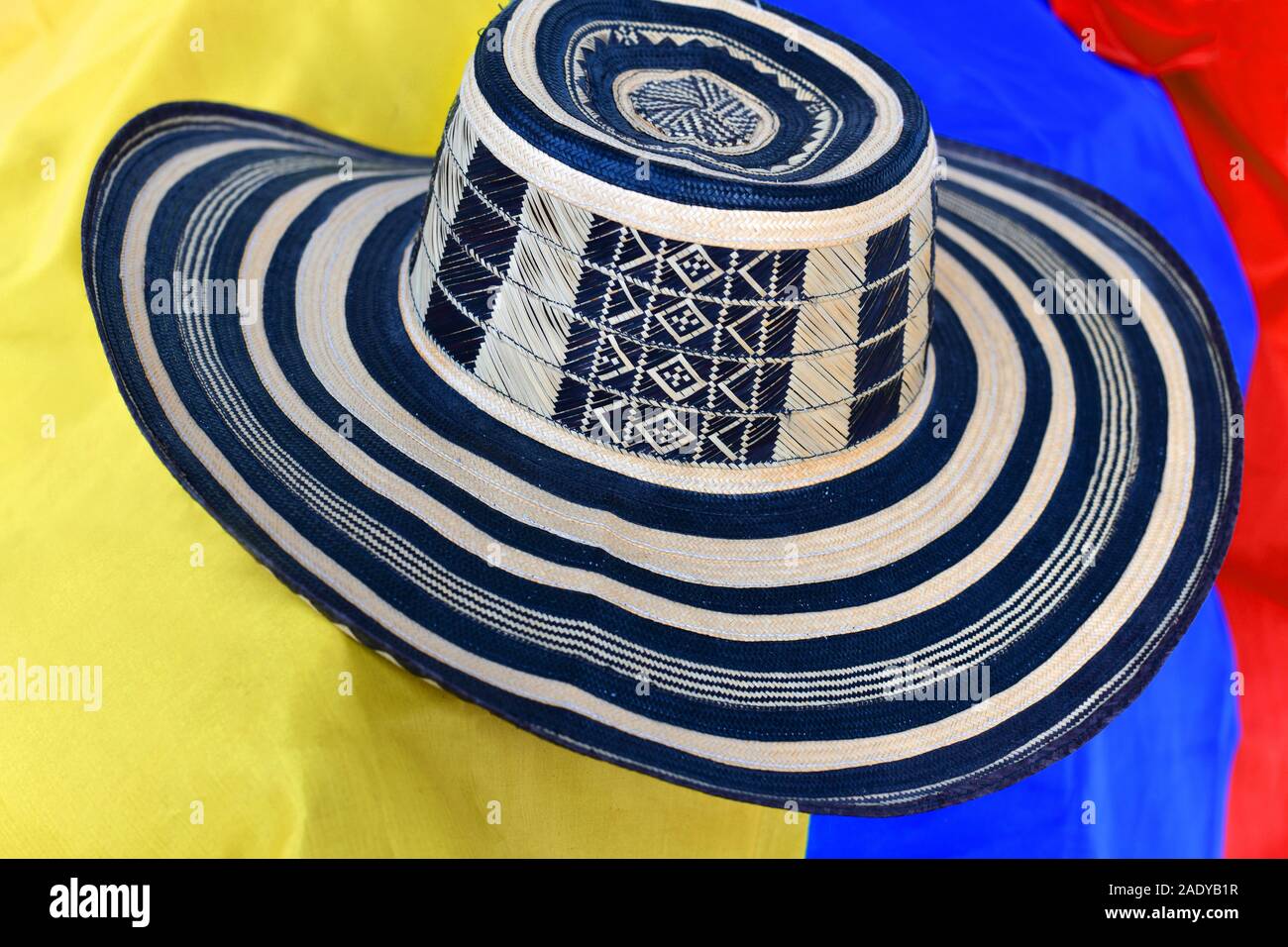 'Sombrero vueltiao" (sombrero tradicional de Colombia) con bandera colombiana como fondo Foto de stock