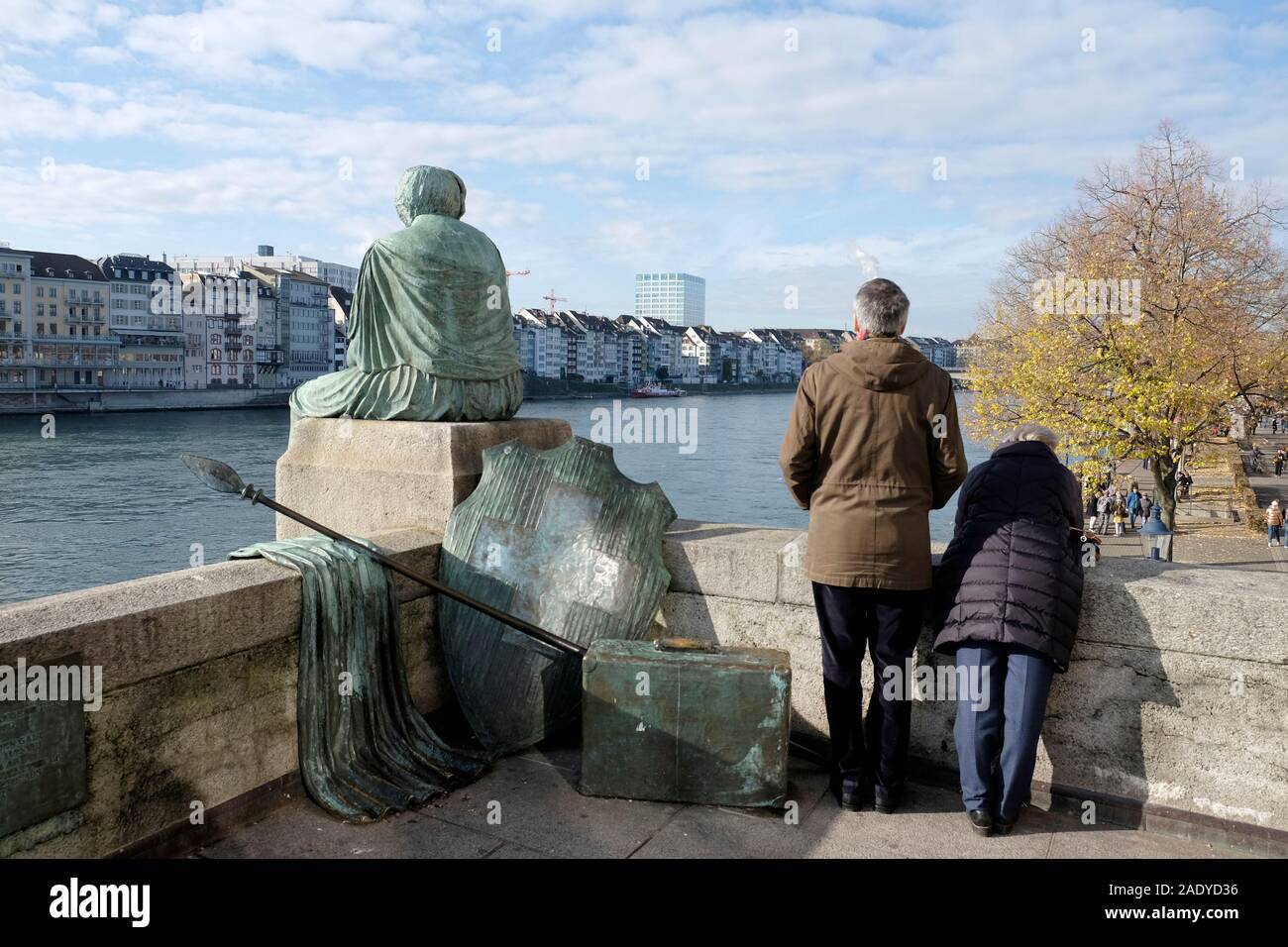 Dos personas de pie junto a la estatua de Helvetia, Basilea, Suiza Foto de stock