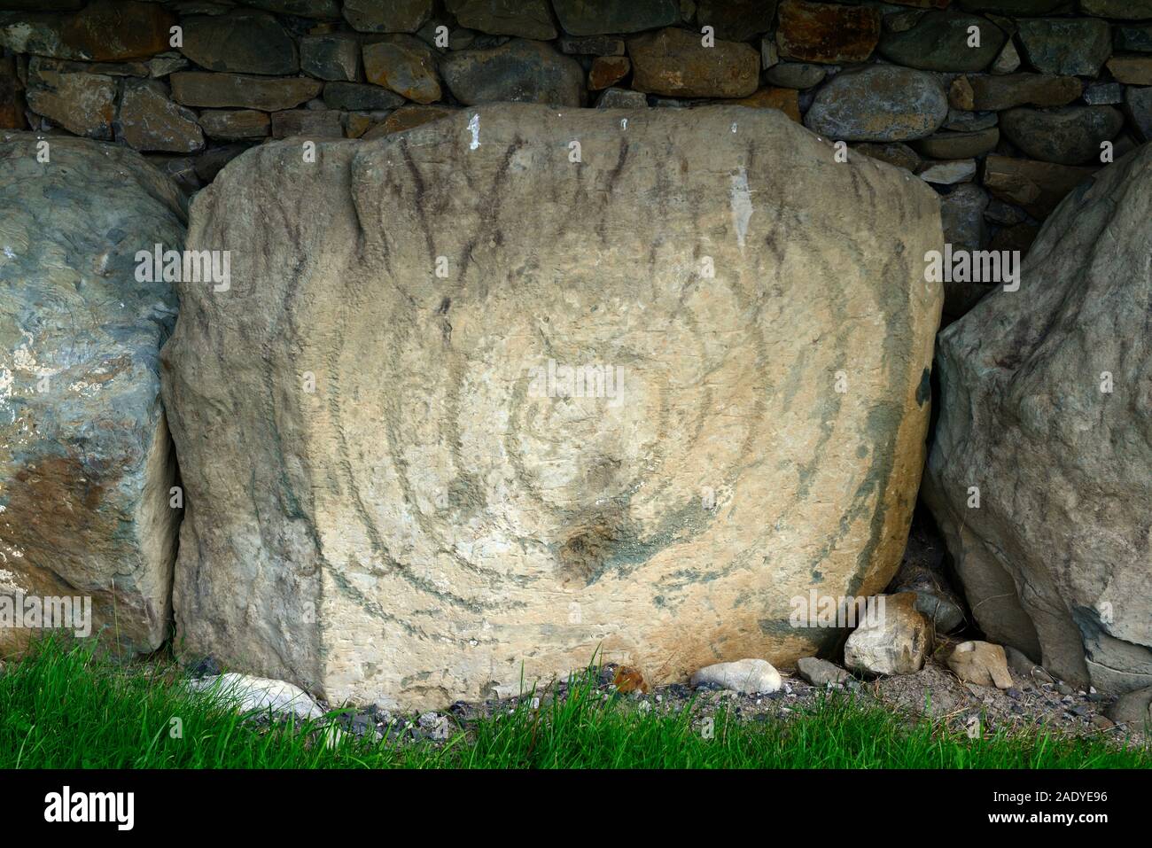 Curbstone tallas,espiral,arco,arcos,misterioso,unlnown significado, Knowth pasaje tumba neolítica, boyne valley, condado de Meath, Irlanda, patrimonio de la humanidad, Foto de stock