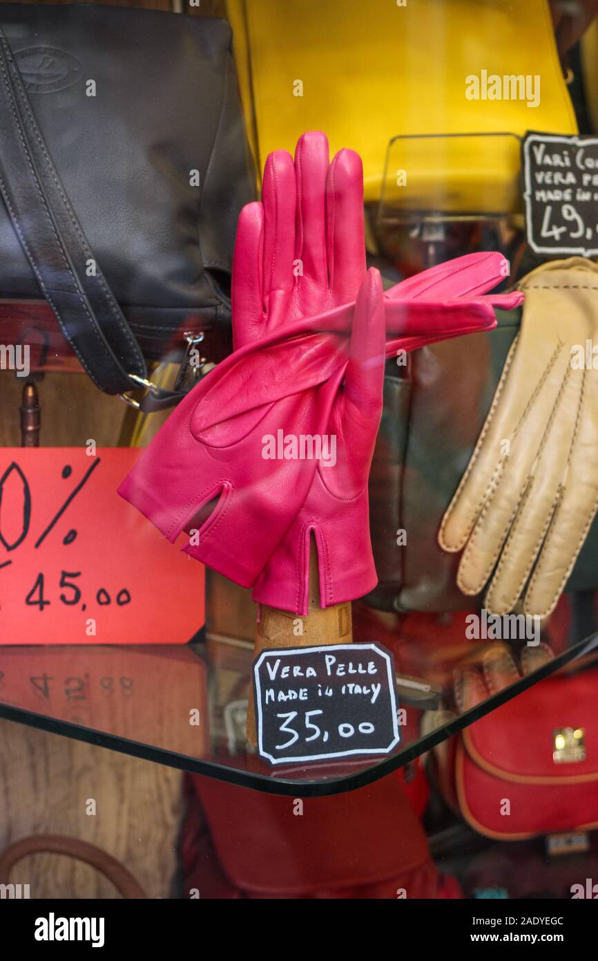 Cuero auténtico (vera pelle) guantes sobre la ventana de la pantalla, en Roma, Italia Foto de stock