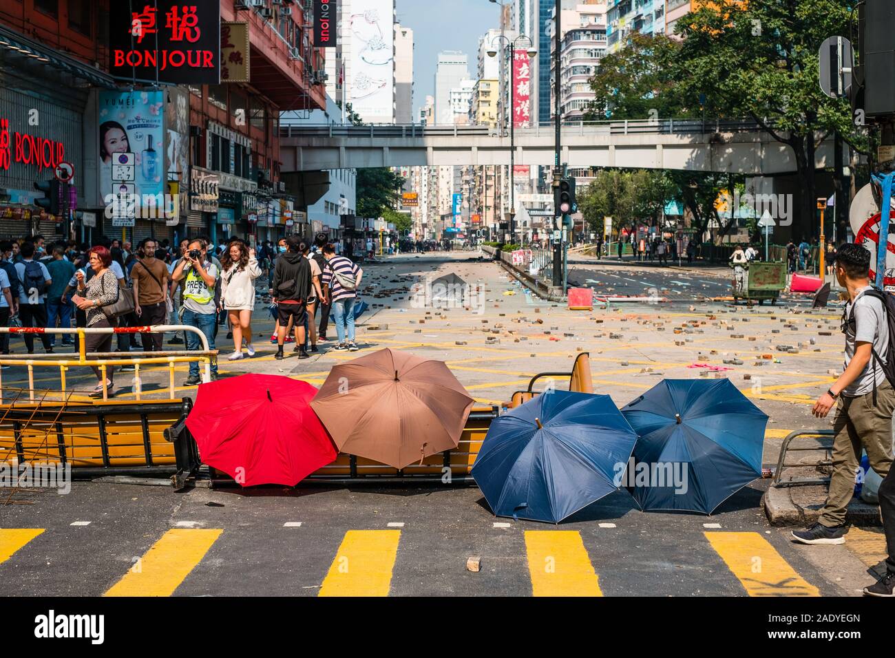 HongKong - Noviembre 18, 2019: Umbreallas, símbolo del 2019 Hongkong protestas, en barricadas en la carretera Nathan durante una protesta en Hongkong Foto de stock