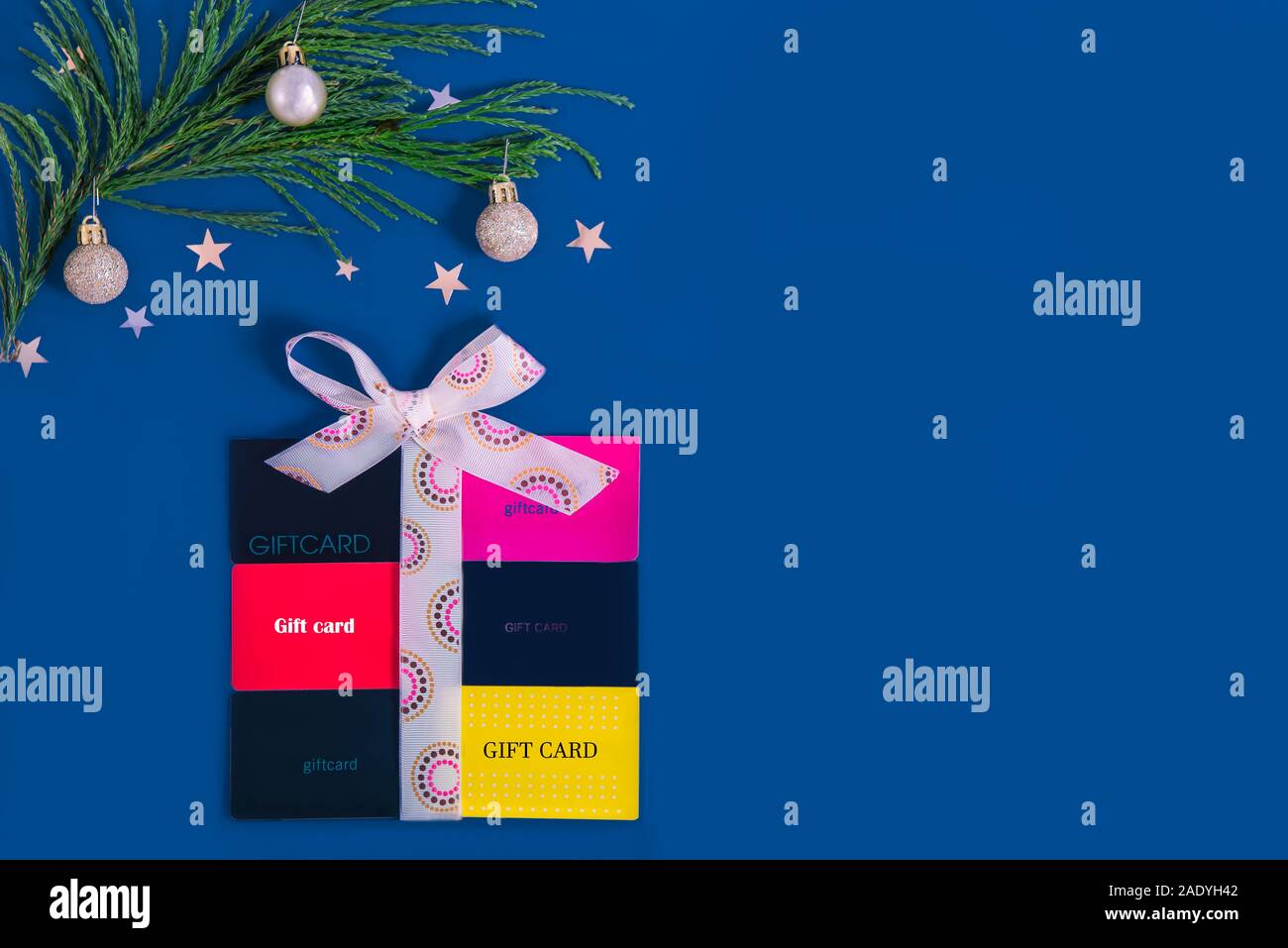 Caja de regalo laicos forma plana con un lazo de cinta de satén de comprar  tarjetas de regalo, decorado con bolas de oro rama del árbol de navidad en  las tendencias de