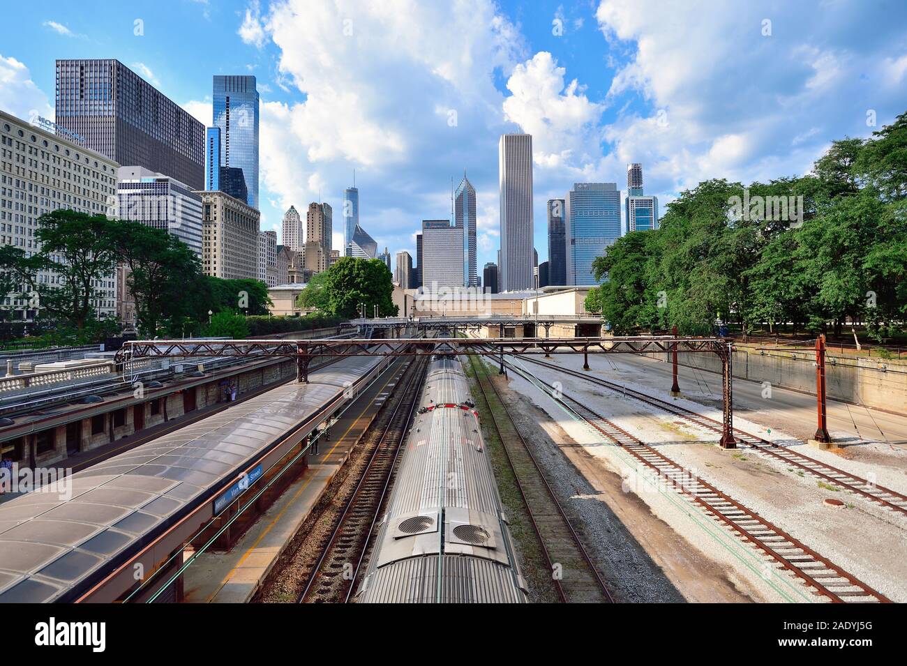 Chicago, Illinois, Estados Unidos. Tren de pasajeros que llegan en Van Buren Street Station con un segmento de la ciudad que domina en el fondo. Foto de stock