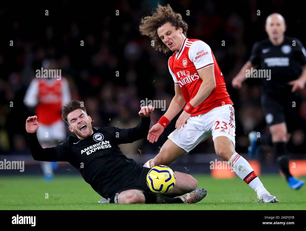 David Luiz del Arsenal (derecha) y Brighton y Hove Albion Aaron Connolly batalla por el balón durante el partido de Liga Premier en el Emirates Stadium de Londres. Foto de stock