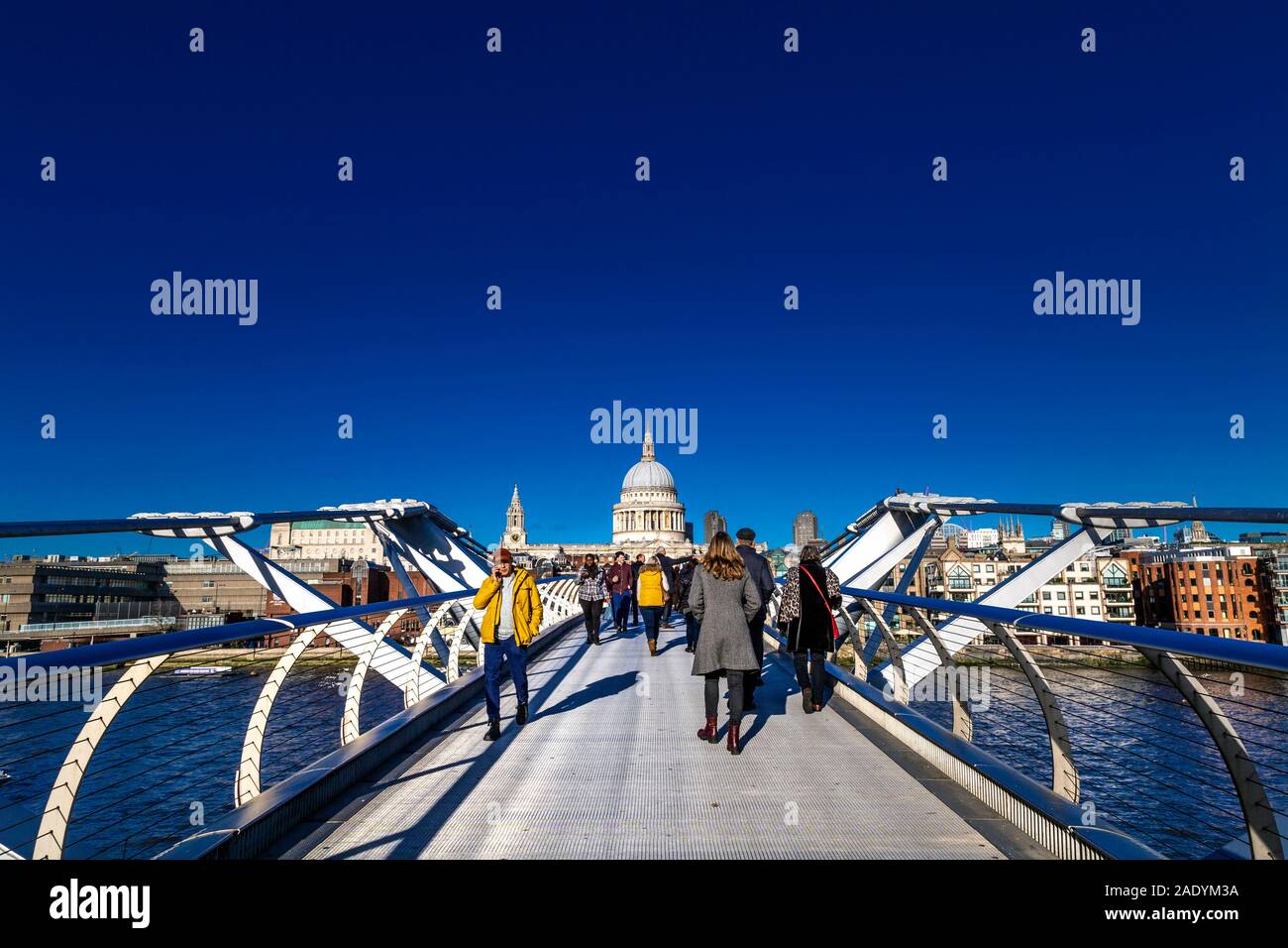 La gente caminando en el puente del milenio con vistas de la Catedral de San Pablo, Londres, Reino Unido. Foto de stock