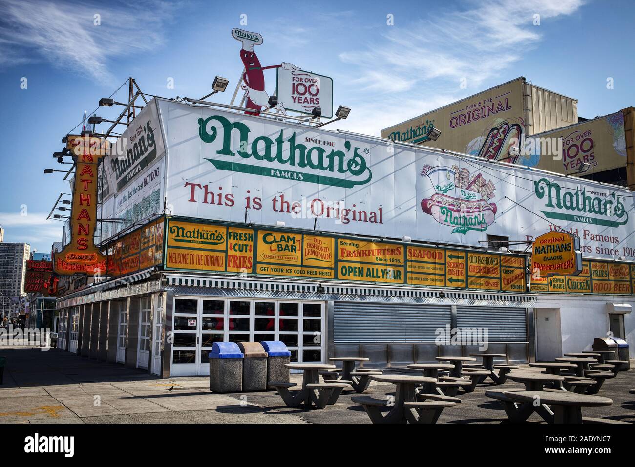 Nueva York, NY - Novermber 18, 2019: Nathans hot dog famosa tienda ubicada en Coney Island en Brooklyn, NY Foto de stock