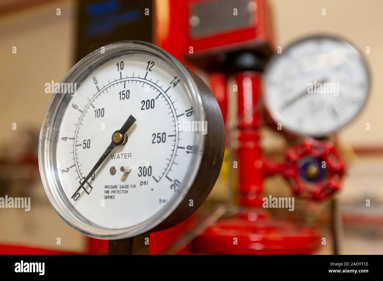 Manómetro de agua de un sistema contra incendios industriales Foto de stock