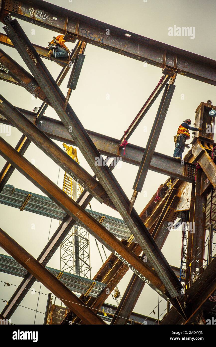 Los trabajadores de la construcción de vigas de acero en el edificio de oficinas de gran altura en Hudson Yards zona de Manhattan. Foto de stock