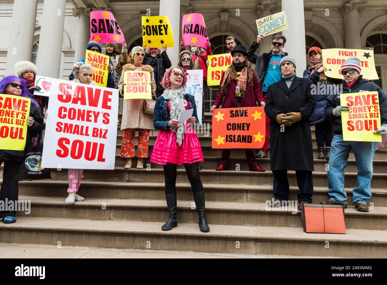 New YorkCity, Nueva York - Diciembre 05, 2019: protesta para salvar a las pequeñas empresas de Coney Island, pasos del Ayuntamiento Foto de stock