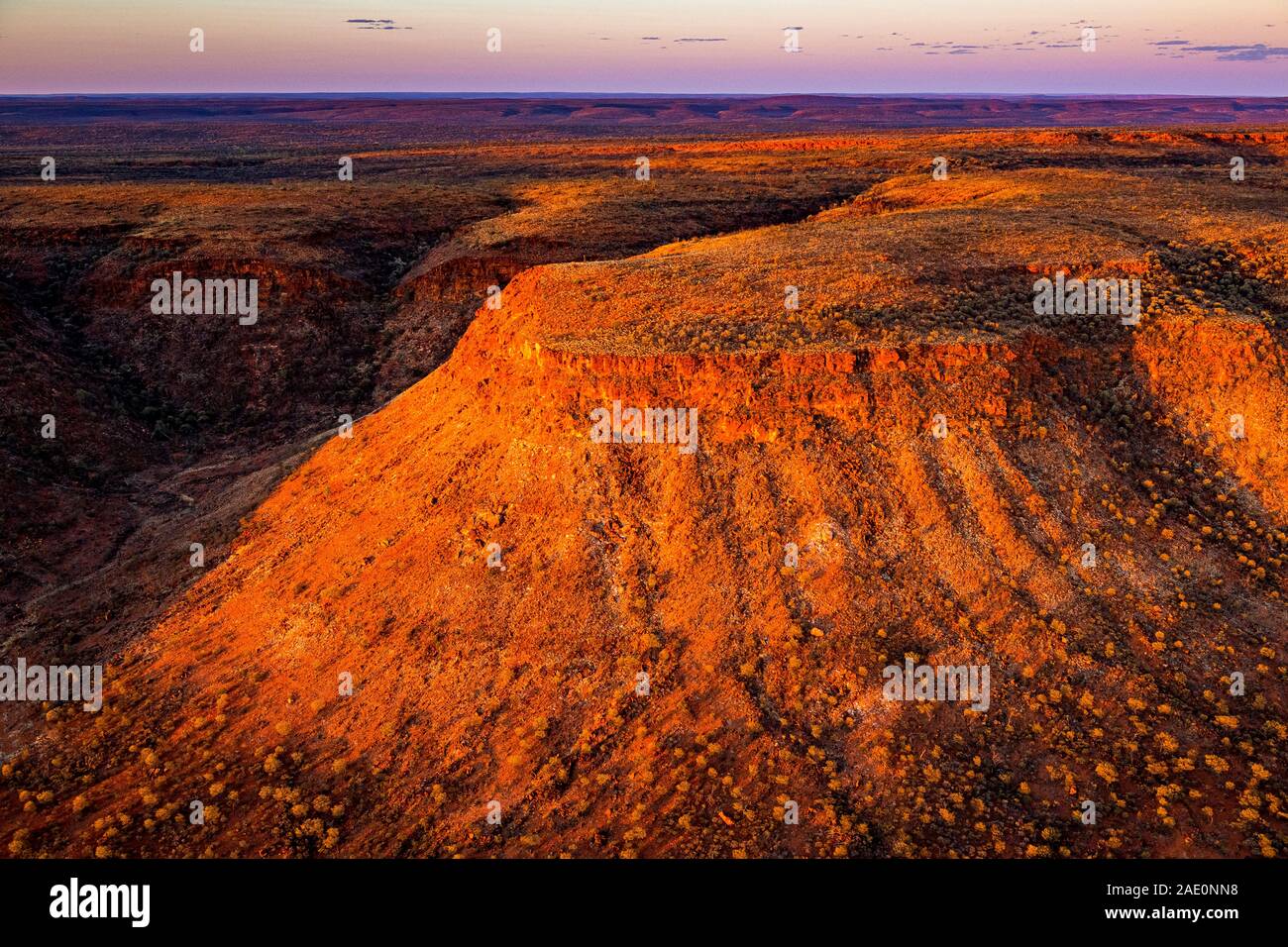 Impresionantes vistas aéreas de la George Gill rango al atardecer. Situado en el centro de Australia a distancia. Foto de stock