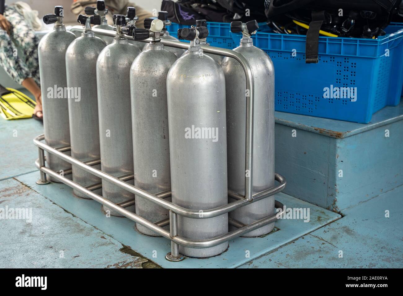 buceo tanques de aire comprimido para respirar bajo el agua sentarse en un de buzos Fotografía de stock - Alamy
