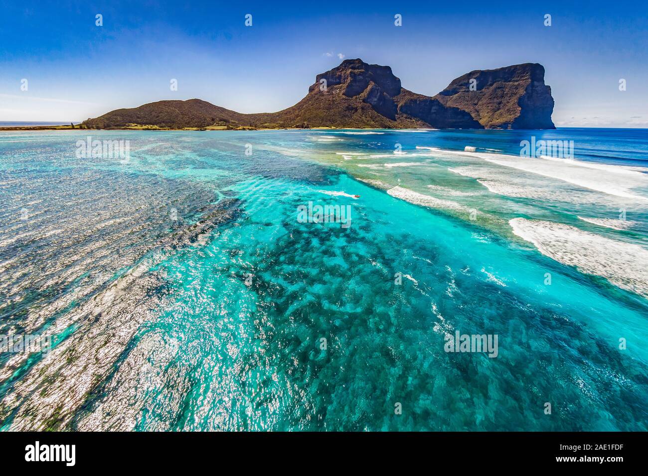 Vista aérea de la isla de Lord Howe Costa con Mt Gower fondo azul turquesa, arrecifes de coral, la isla de Lord Howe es Patrimonio Mundial de la Unesco. Foto de stock