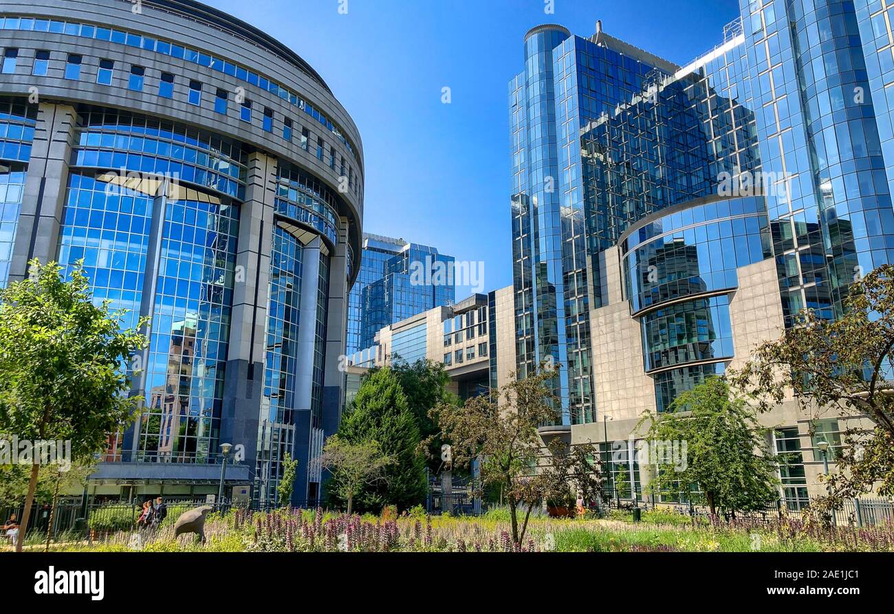 Bruselas, Bélgica, en junio de 2019, el moderno edificio del Parlamento y edificios de oficinas en el distrito europeo en Bélgica, Europa Foto de stock
