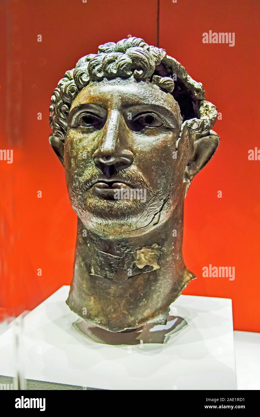 Escultura de bronce antiguo emperador romano Adriano desde Italia, Museo CSMVS, Bombay, Maharashtra, India, Asia Foto de stock
