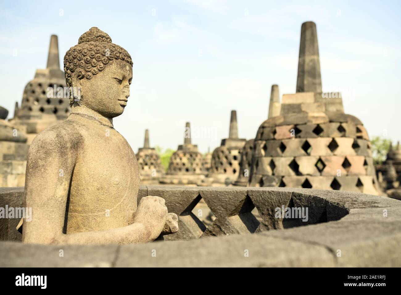 (Enfoque selectivo) impresionante vista de una estatua de Buda en el primer plano y algunos acampanados stupas en el fondo. Foto de stock