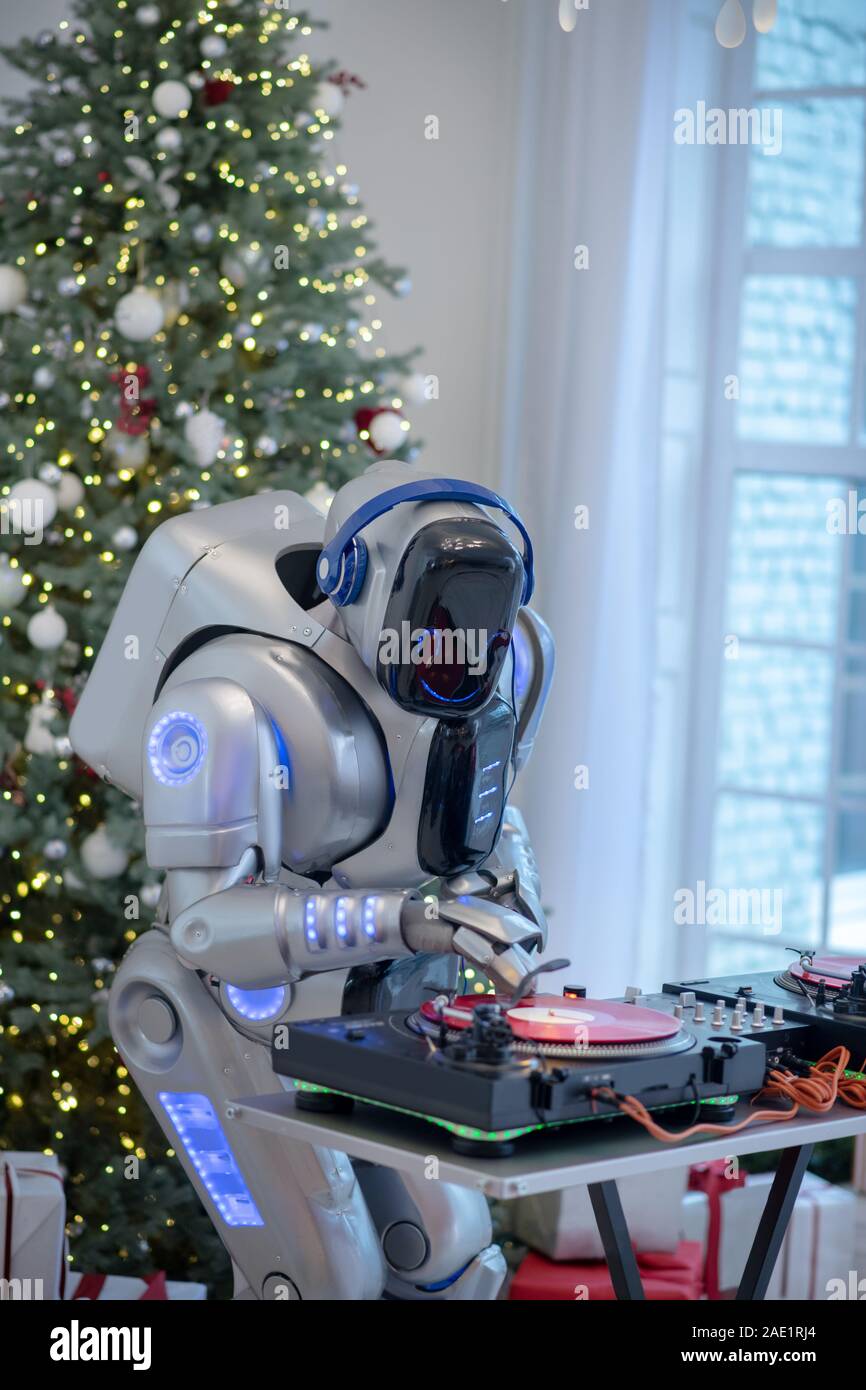 Imagen futurista de robot dj en la fiesta de año nuevo Fotografía de stock  - Alamy