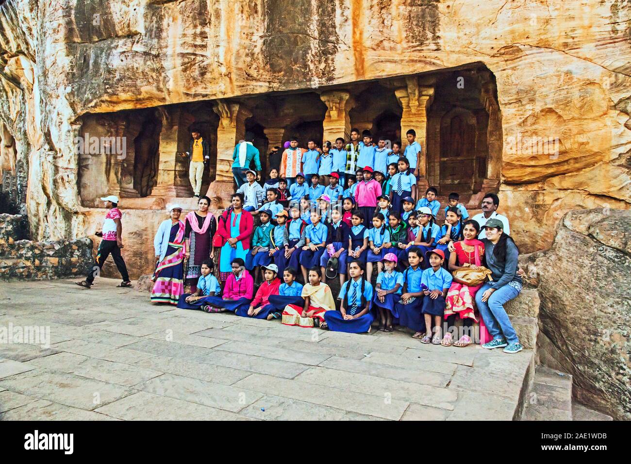 Los niños en edad escolar, roca cortada, templo de la cueva Badami, Bagalkot, Karnataka, India Foto de stock