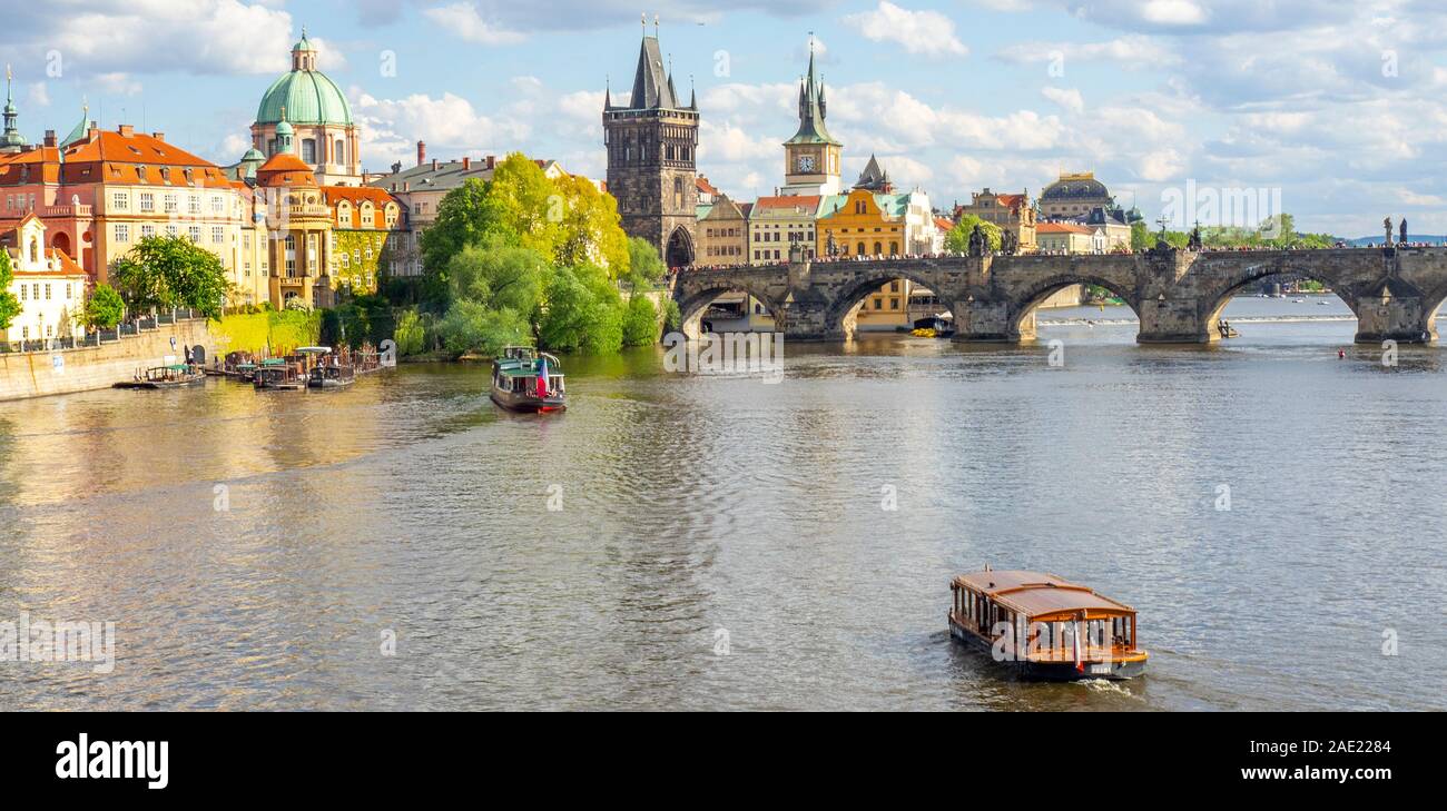 Embarcaciones Turísticas Crucero por el río Vltava y Old Town Bridge Tower, el Puente de Carlos en Praga, República Checa. Foto de stock