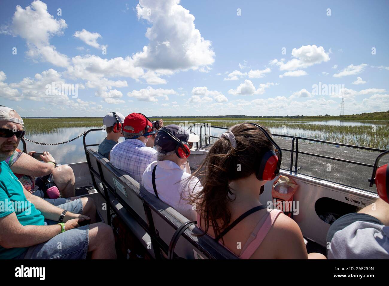 Los turistas con orejeras a bordo Boggy Creek recorridos en aerobotes lago Tohopekaliga Florida central ee.uu. Foto de stock