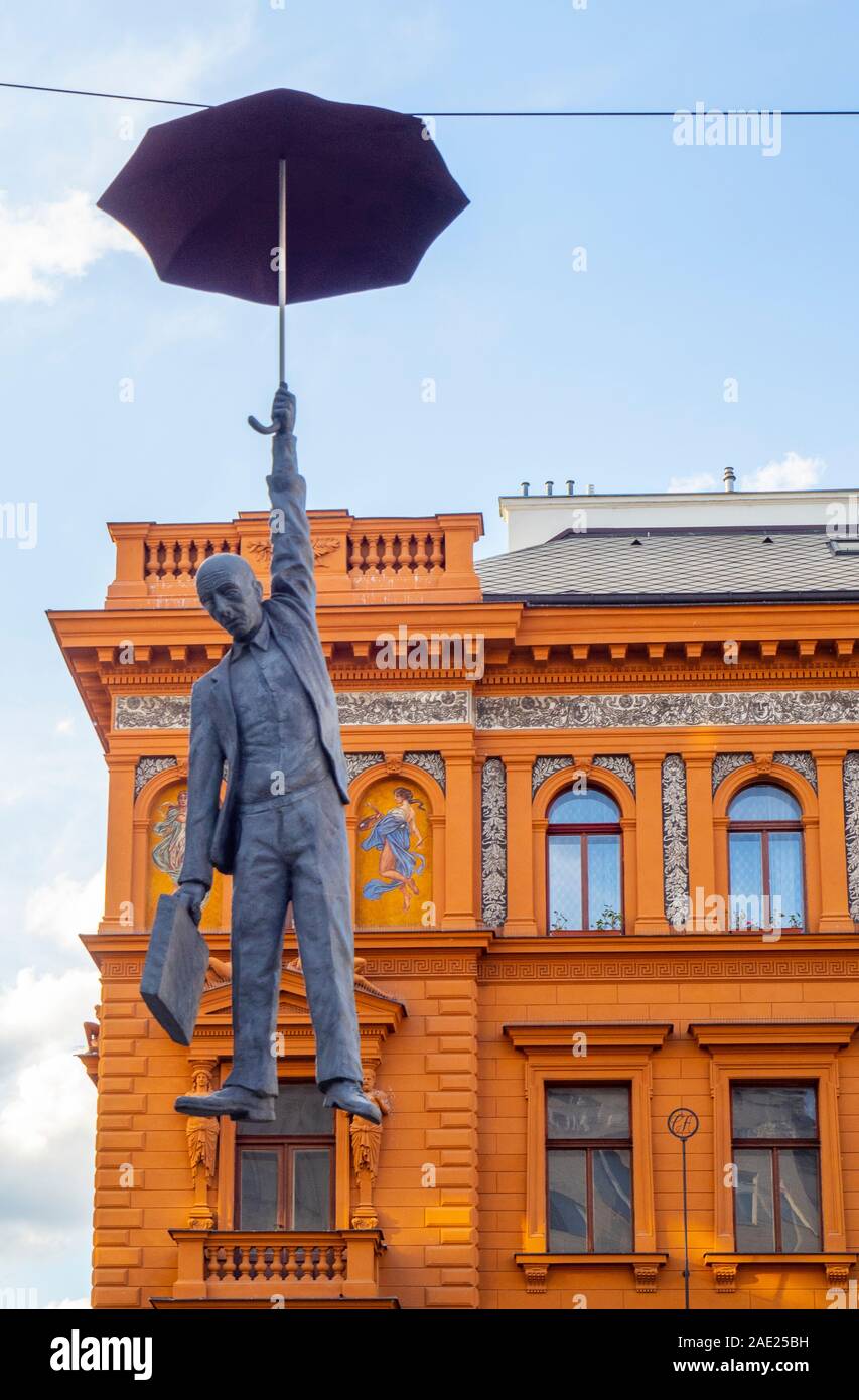 Escultura ligera incertidumbre hombre sosteniendo un paraguas y maletín  suspendido sobre la calle por Michal Trpák escultor New Town Praga  República Checa Fotografía de stock - Alamy