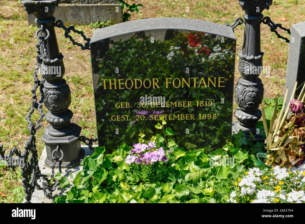 Grab Theodor Fontane, el Friedhof II der Französisch-Reformierten Gemeinde, Liesenstraße, Chausseestraße, Mitte, Berlin, Deutschland Foto de stock