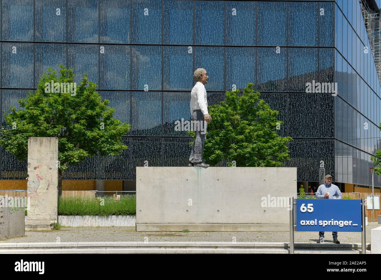 "Balanceakt Skulptur" von Stephan Balkenhol, Neubau Axel Springer Verlag, Axel Springer-Straße, Schützenstraße, Zimmerstraße, Kreuzberg, Friedrichshai Foto de stock
