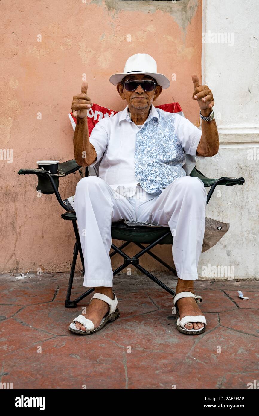 Calle Mexicana personaje, sombrero de paja y gafas de sol. Valladolid,  México Fotografía de stock - Alamy