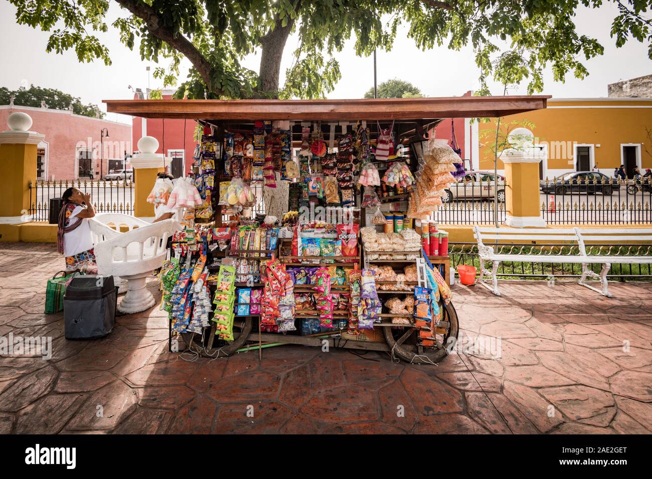 Los vendedores ambulantes puesto de venta de juguetes baratos y bocadillos  en la plaza principal de Valladolid, Yucatán, México Fotografía de stock -  Alamy