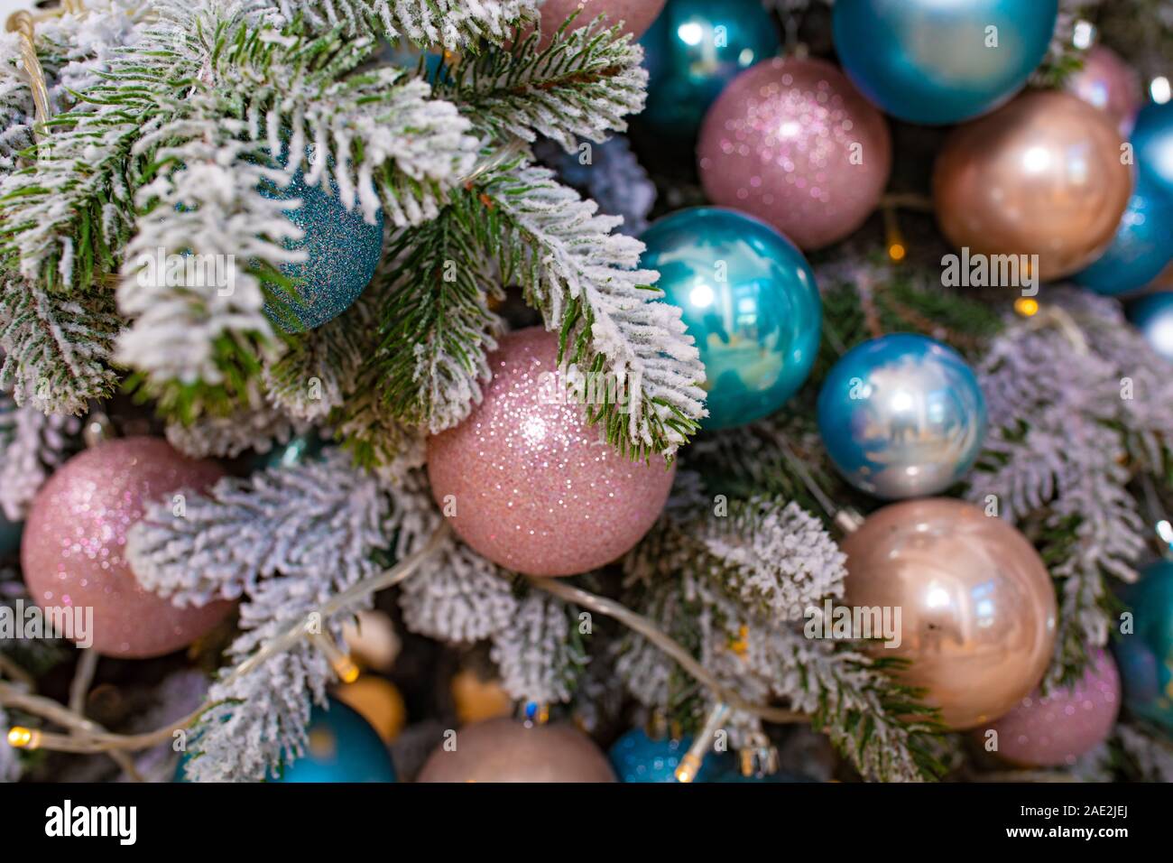 Colorida decoración de árbol de Navidad bolas de colores pastel Fotografía  de stock - Alamy