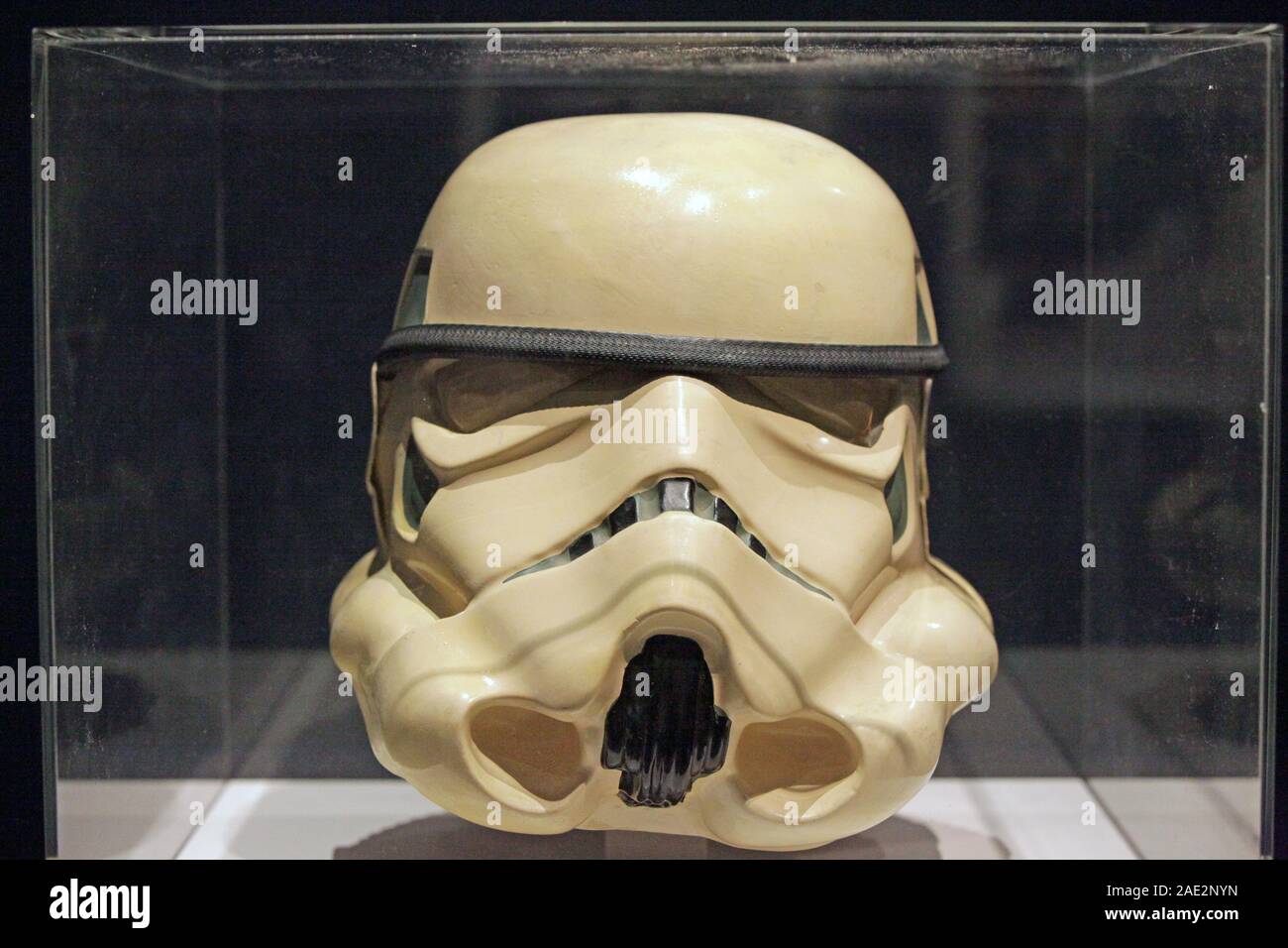 Un prototipo de casco Stormtropper Imperial desde 1976, por delante de los coleccionables de Star Wars online venta sólo en la casa de subastas de Londres, donde se espera vender entre 30.000 libras y 60.000 libras. Foto de stock