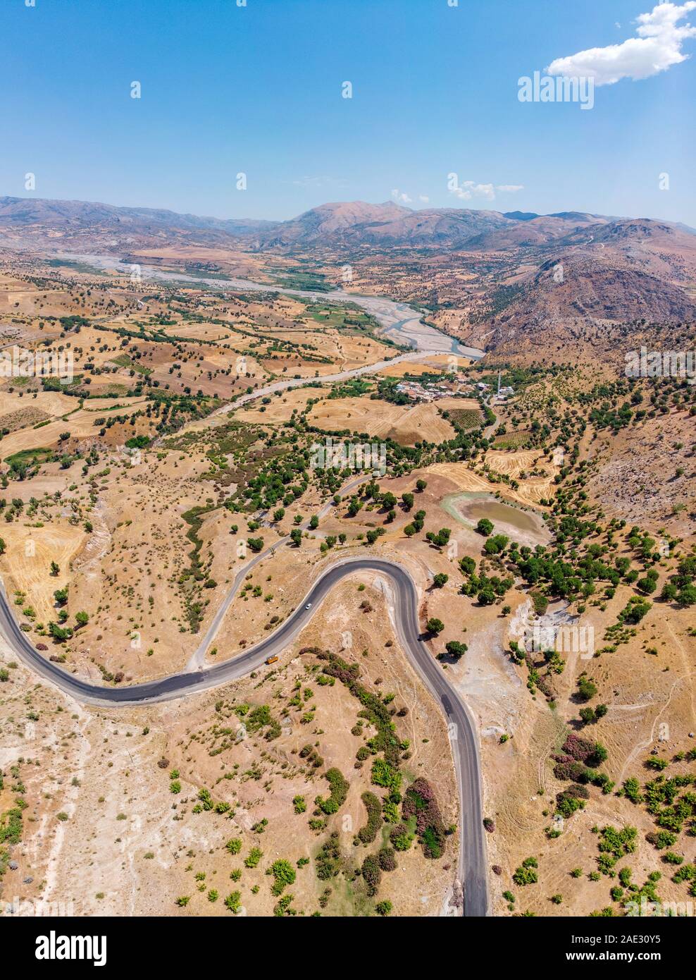 Vista aérea de Kahta Sincik Road, cerca de la aldea de Taslica, distrito de la provincia, Adiyaman Kahta, Turquía. Carreteras sinuosas, rodeado por naturaleza Foto de stock