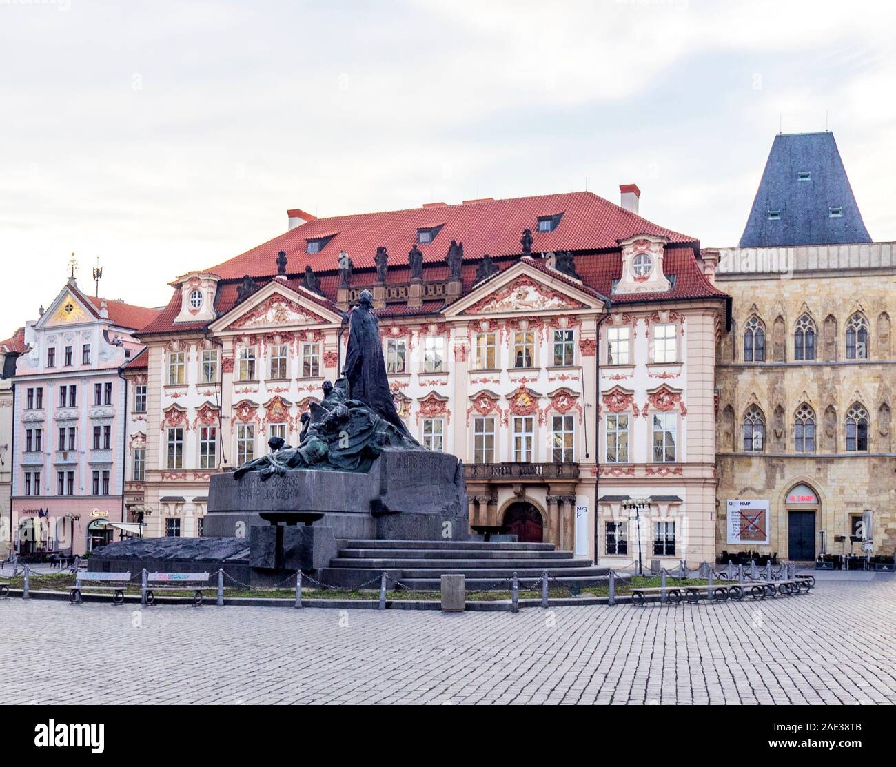 Palacio Kinský, la Casa de la Campana de Piedra y Jan Hus monumento en