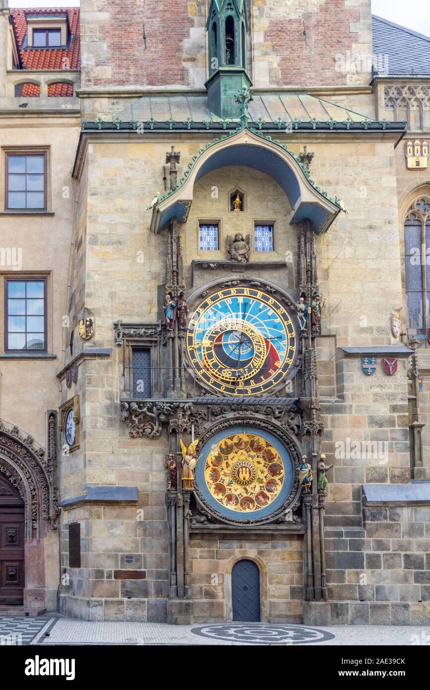Reloj astronómico de Praga medieval en el Antiguo Ayuntamiento, la torre del reloj Plaza de la Ciudad Vieja de Praga República Checa Foto de stock