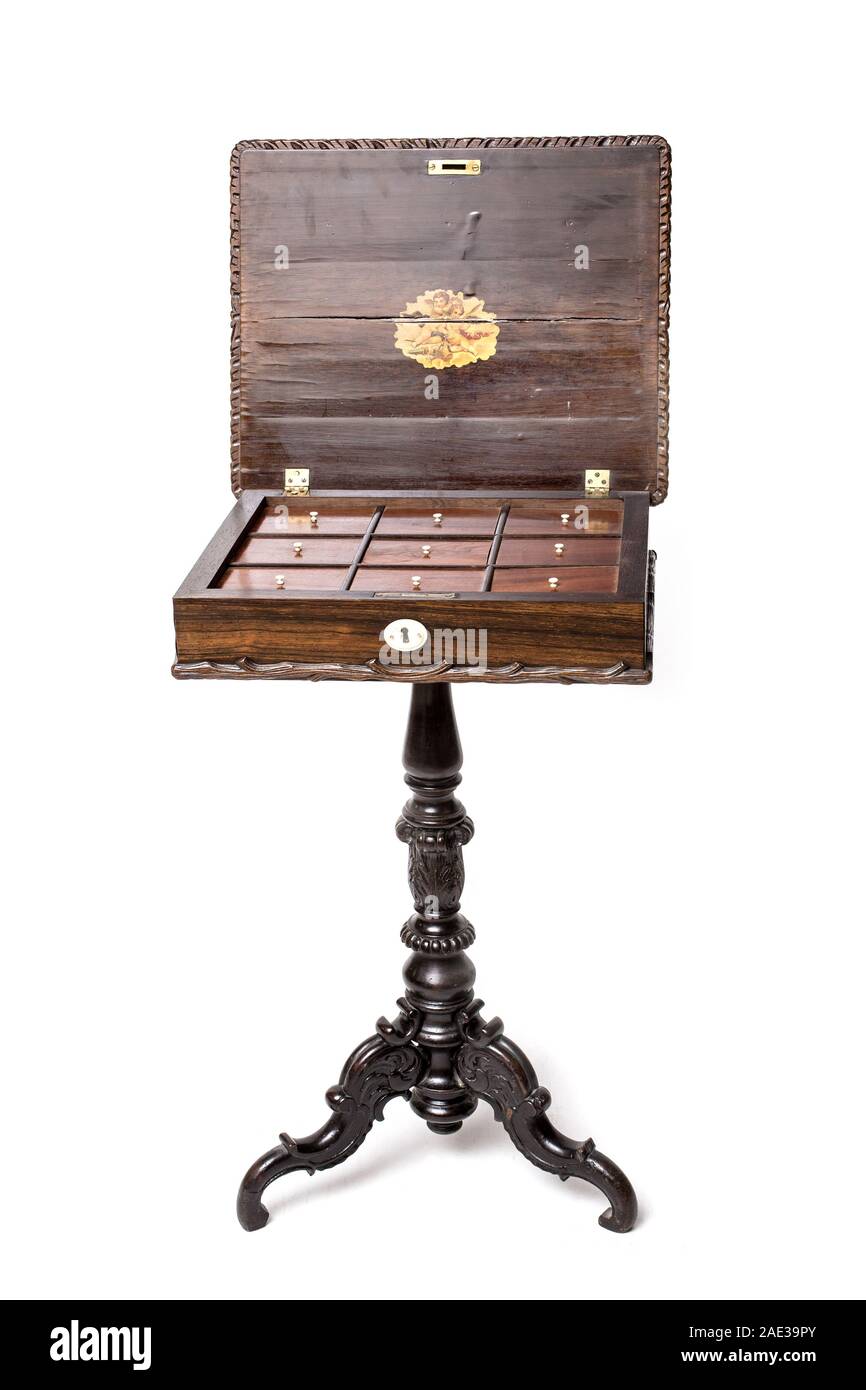 Mesa de madera antigua con hermosos tallados sobre el fondo blanco. Foto de stock