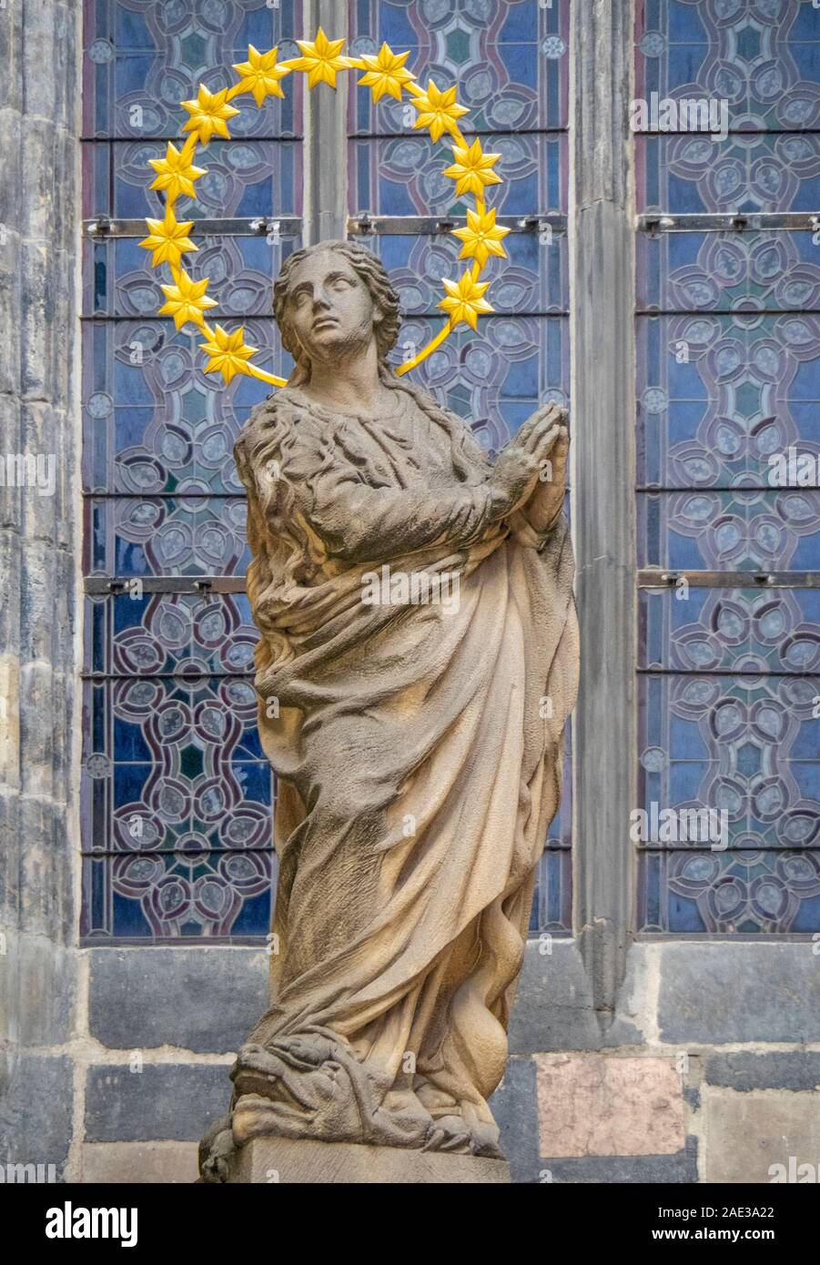 La escultura de la Virgen María con un halo gigante fuera de la Iglesia de Nuestra Señora en frente del Týn Old Town en Praga República Checa. Foto de stock