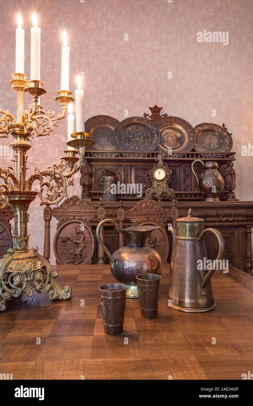 Cocina antigua interior en estilo tradicional belga y candelabros con velas. Los finales del siglo XIX. Foto de stock