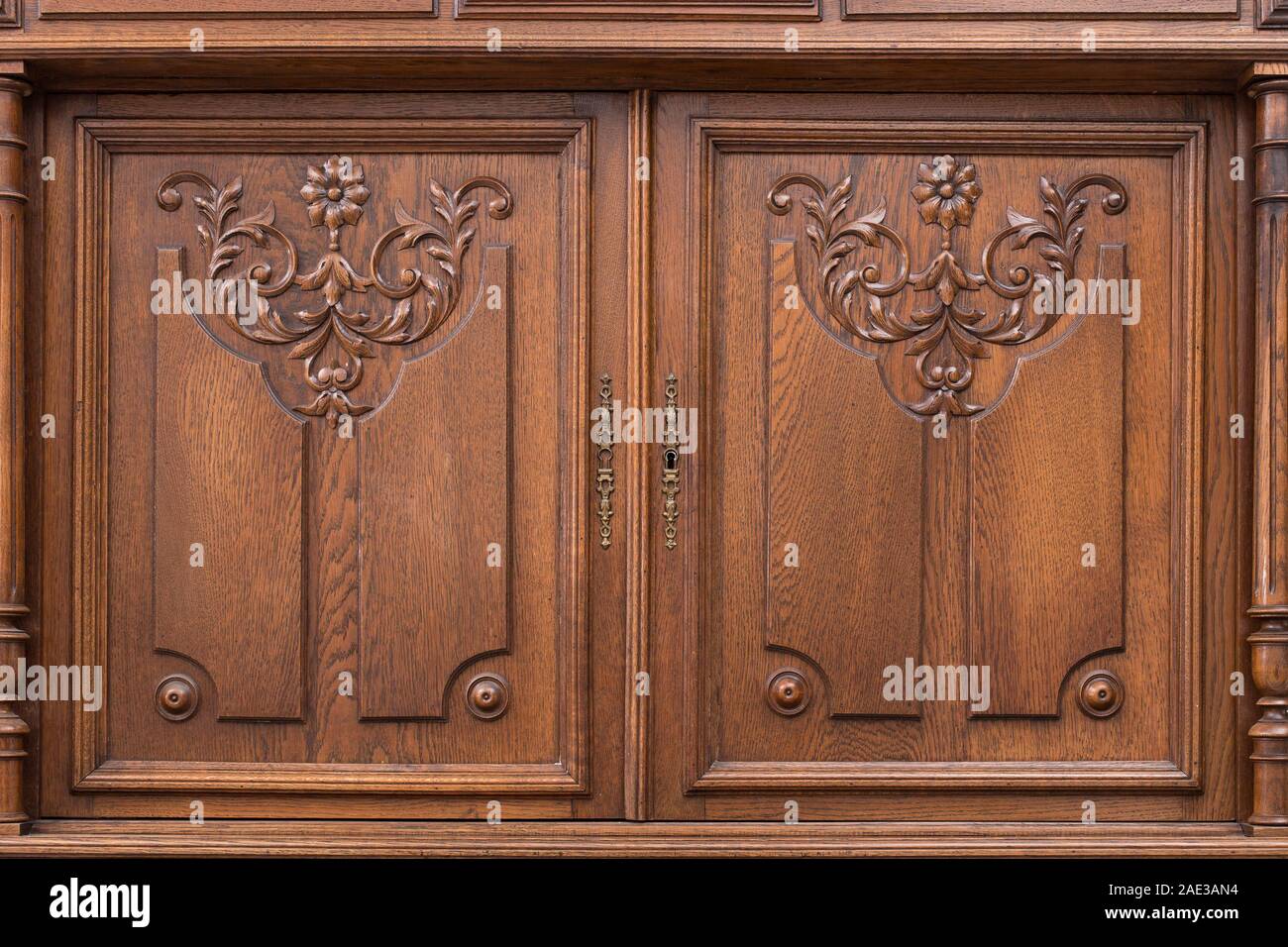 Diseño de textura de madera tallada de aparador de antigüedades de finales del siglo XIX. Foto de stock