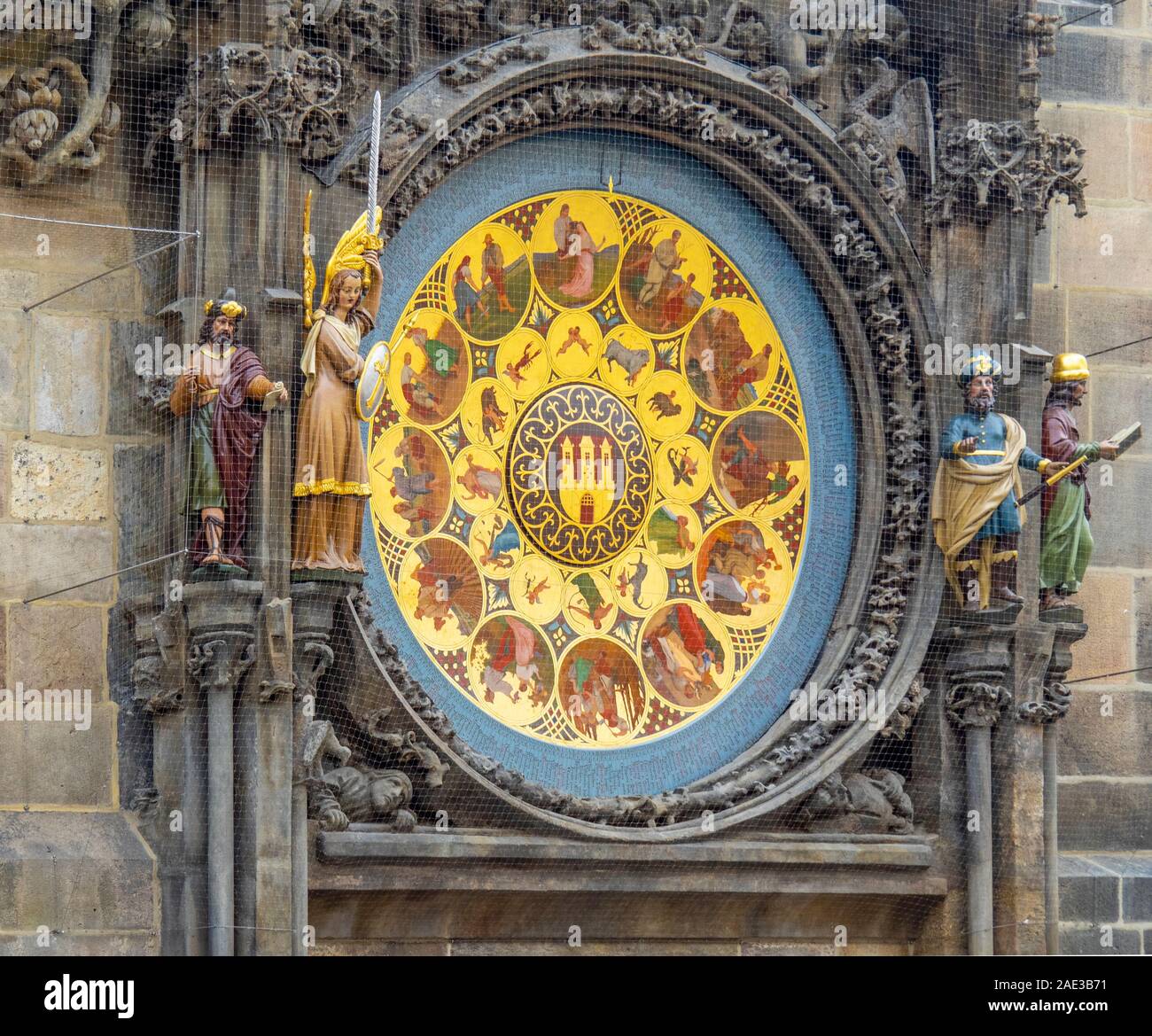 Placa de calendario del reloj astronómico de Praga medieval en el Antiguo Ayuntamiento, la torre del reloj Plaza de la Ciudad Vieja de Praga República Checa Foto de stock