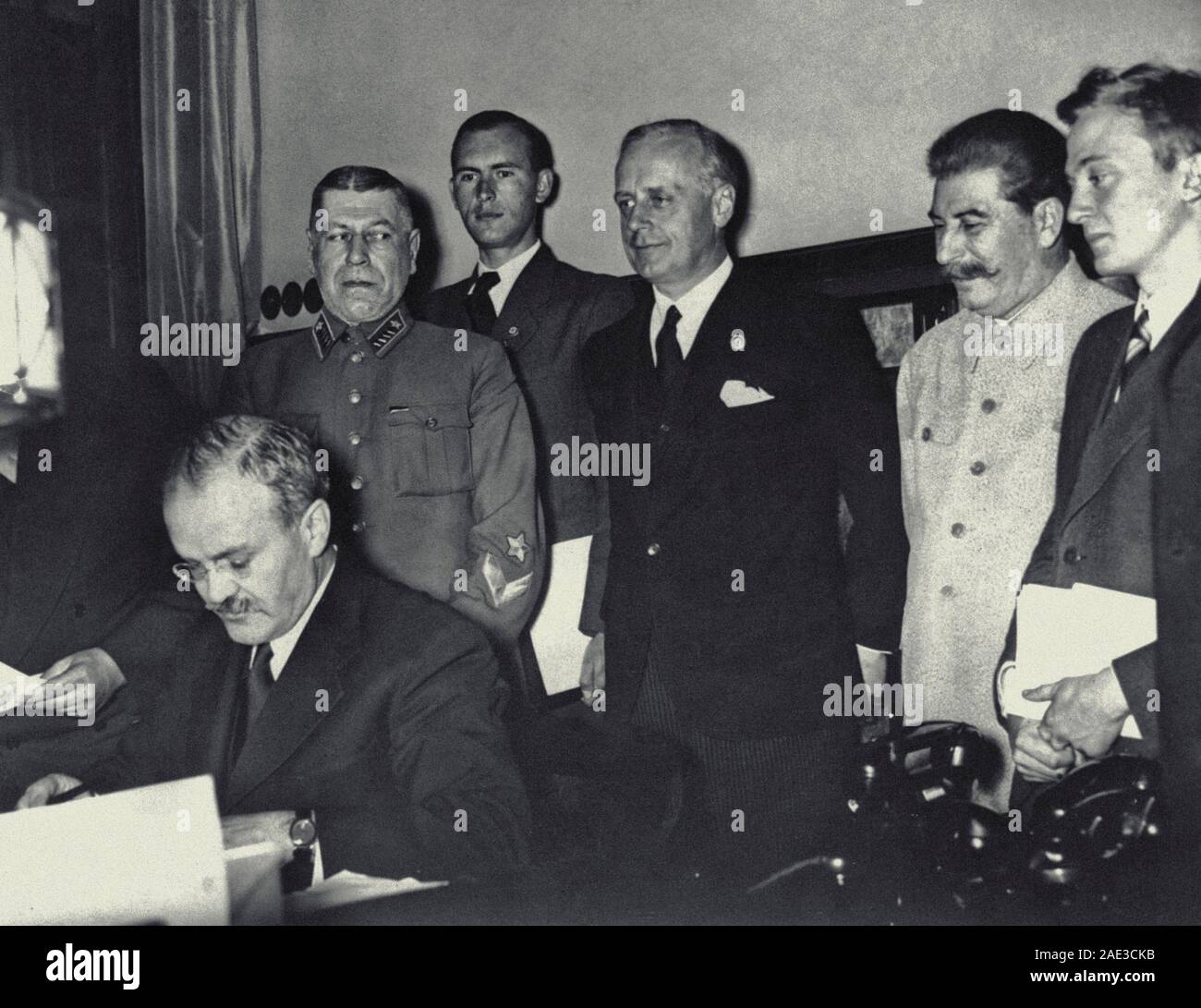 El Comisario del Pueblo, Ministro de Relaciones Exteriores de la URSS, Vyacheslav Molotov firma un pacto de no agresión entre Alemania y la Unión Soviética. Augu Foto de stock