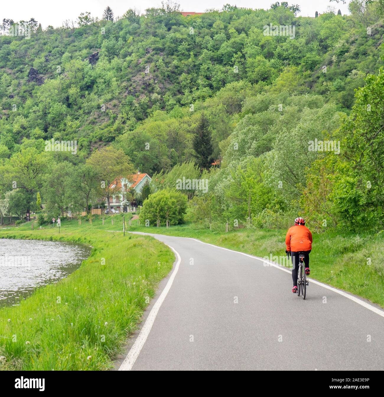 La mujer del viajero en bicicleta Ruta Ciclista Vltava cycleway Eurovelo ruta 7 a lo largo del río Vltava entre Praga y Melnik República Checa. Foto de stock