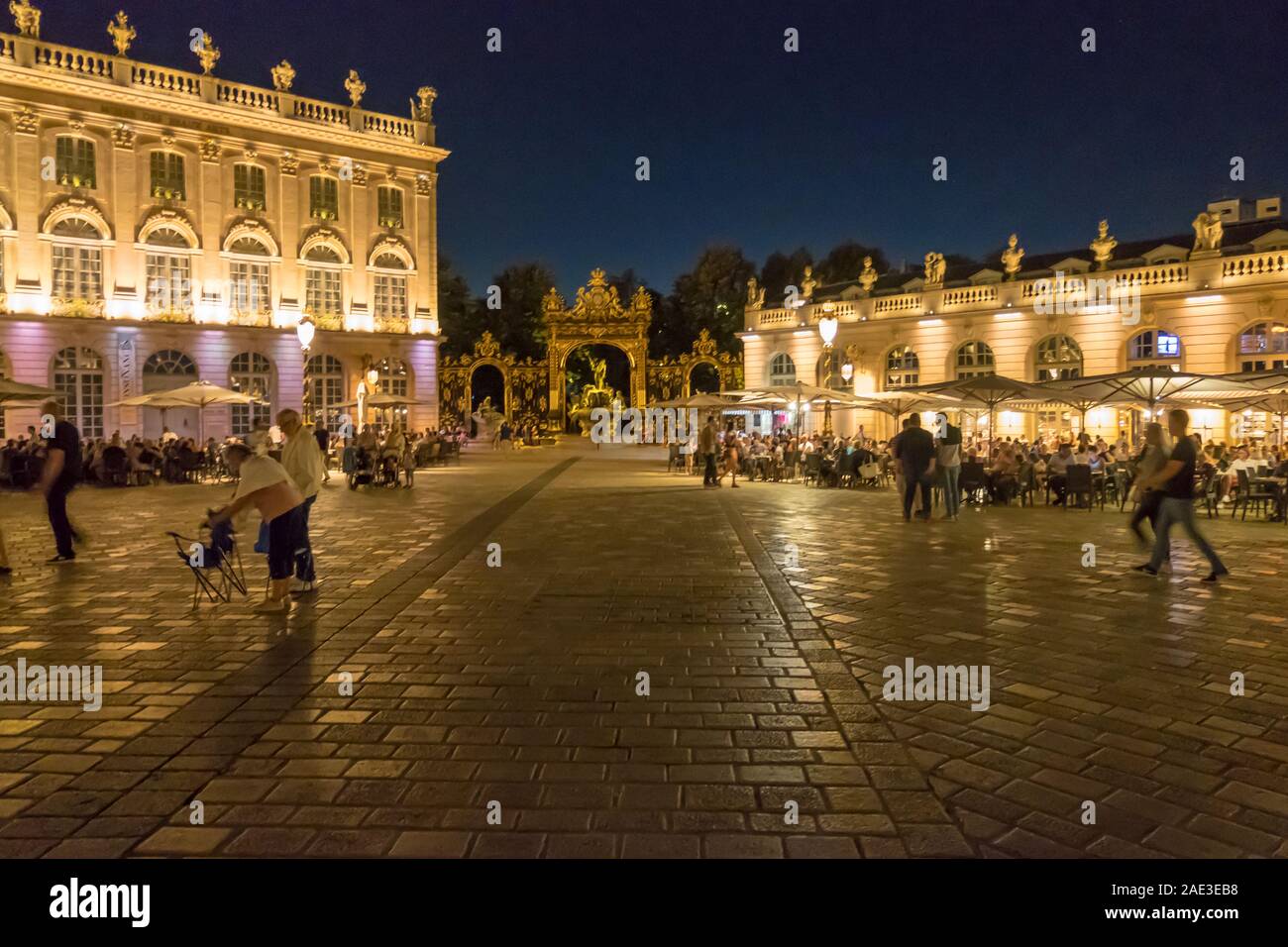 Nancy, Francia - 30 de agosto de 2019: Los turistas y lugareños caminando en la plaza la Plaza Stanislas en Nancy, Lorena, Francia Foto de stock