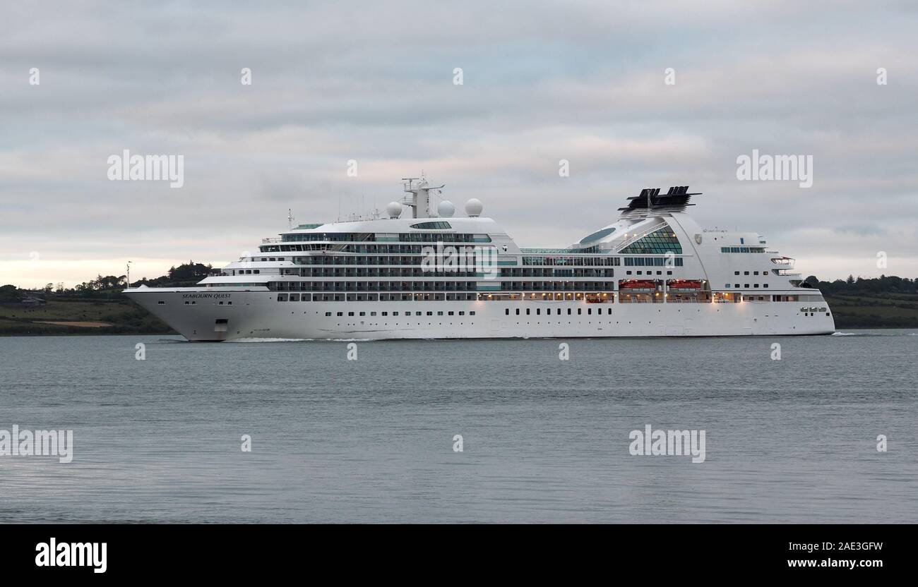 "Seabourn" Quest crucero pasando por Puerto en Tarbert, Condado de Kerry, Irlanda Foto de stock