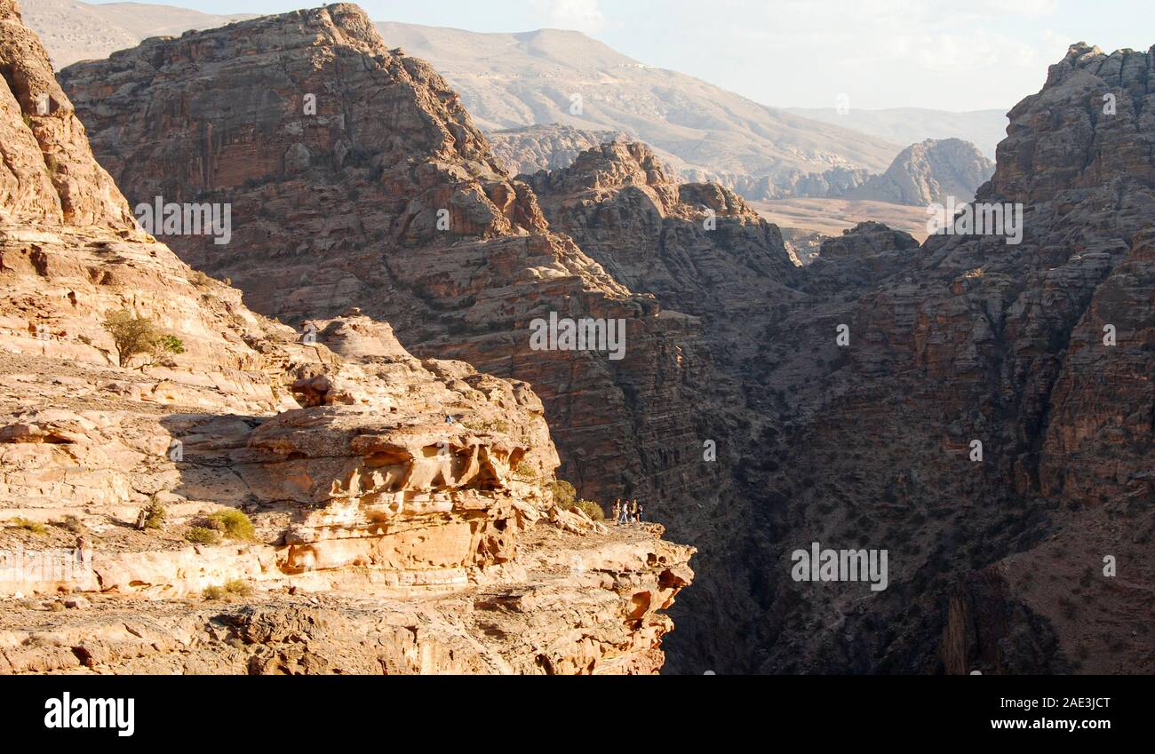 Espectaculares paisajes montañosos de las montañas rocosas del famoso monumento de Petra en Jordania oriente medio. Foto de stock