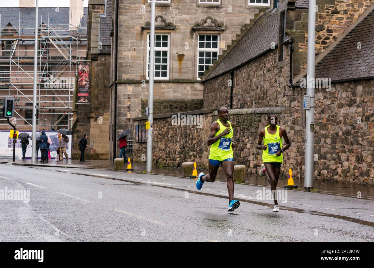 Maratón de Edimburgo Festival 2019 en el Palacio de Holyrood en un día lluvioso con los principales corredores kenianos Dan Tanui, & Gedion Cheruiyot Kurgat, Edimburgo, Escocia Foto de stock