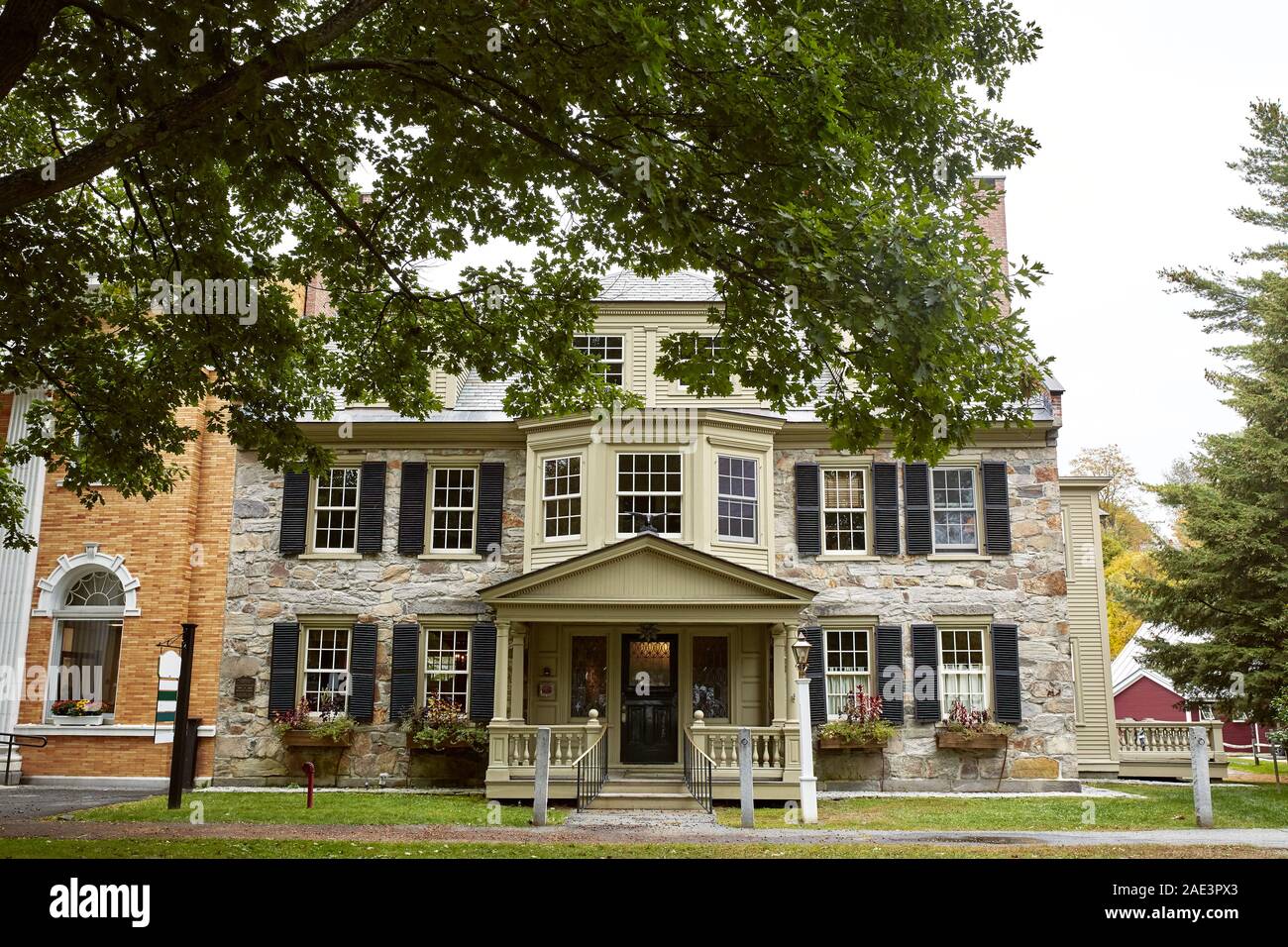 Woodstock, Vermont - septiembre 30th, 2019: exterior de edificios históricos en el centro de la ciudad en un frío día de otoño Foto de stock
