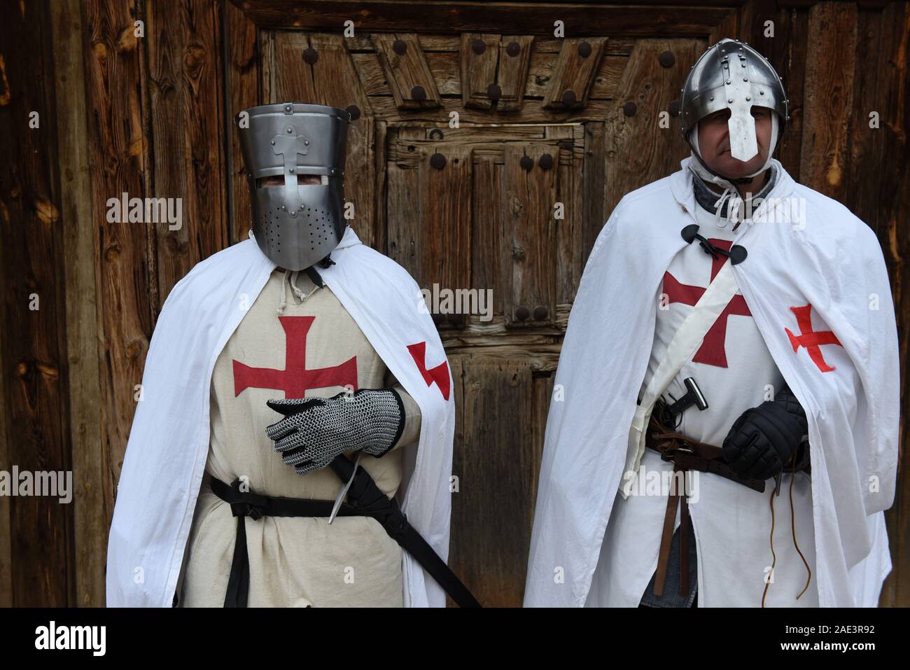 Hombres vestidos como templarios durante una re-Promulgación.La iglesia católica de orden militar de los Templarios (Caballeros Templarios) fue fundada por el noble francés Hugo de Payens en Jerusalén alrededor de 1119.