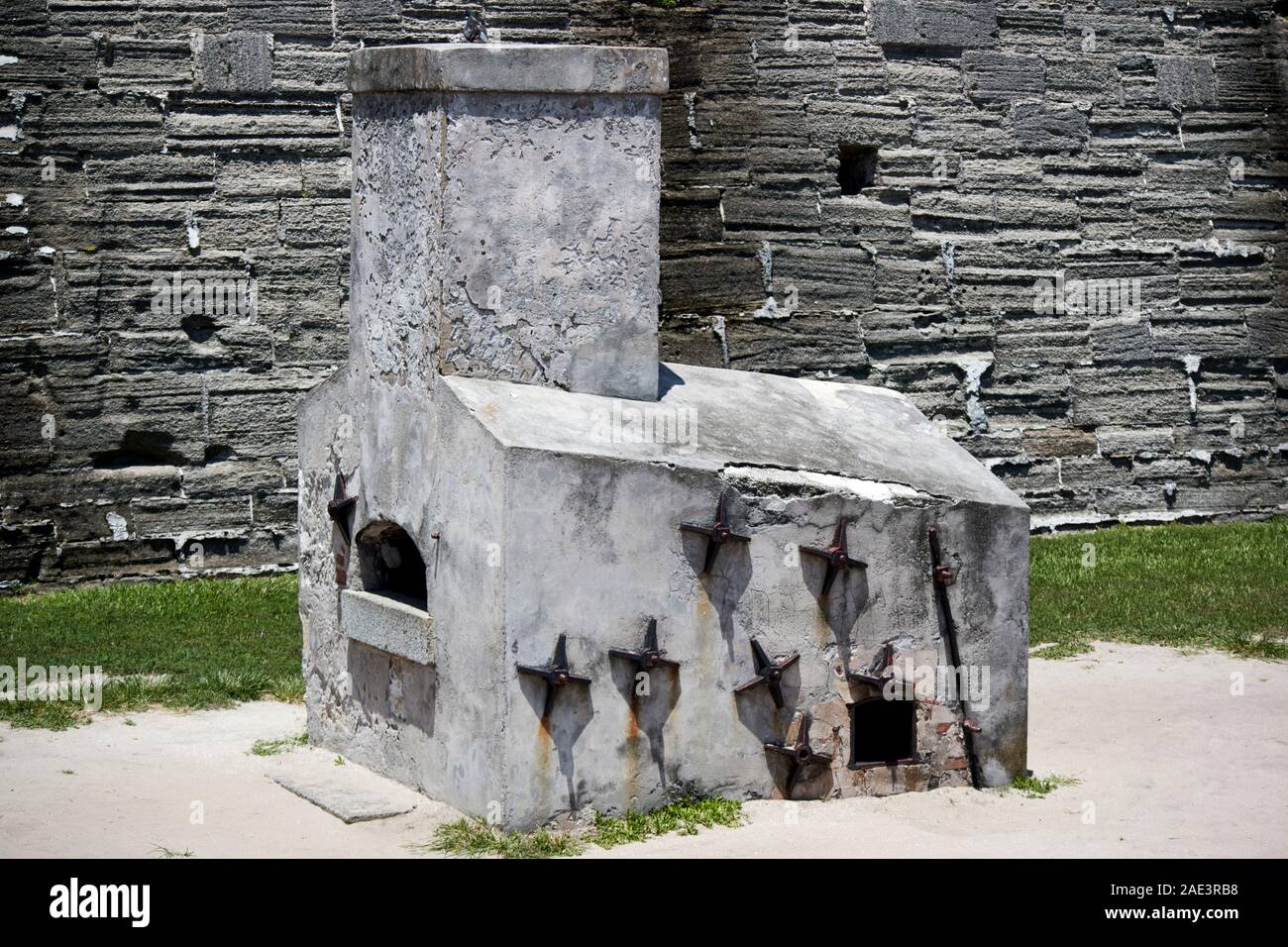 Hotshot balas de cañón utilizada para calentar el horno a fuego en buques de madera fuera del castillo de San Marcos, san Agustín, Florida, EE.UU. Foto de stock