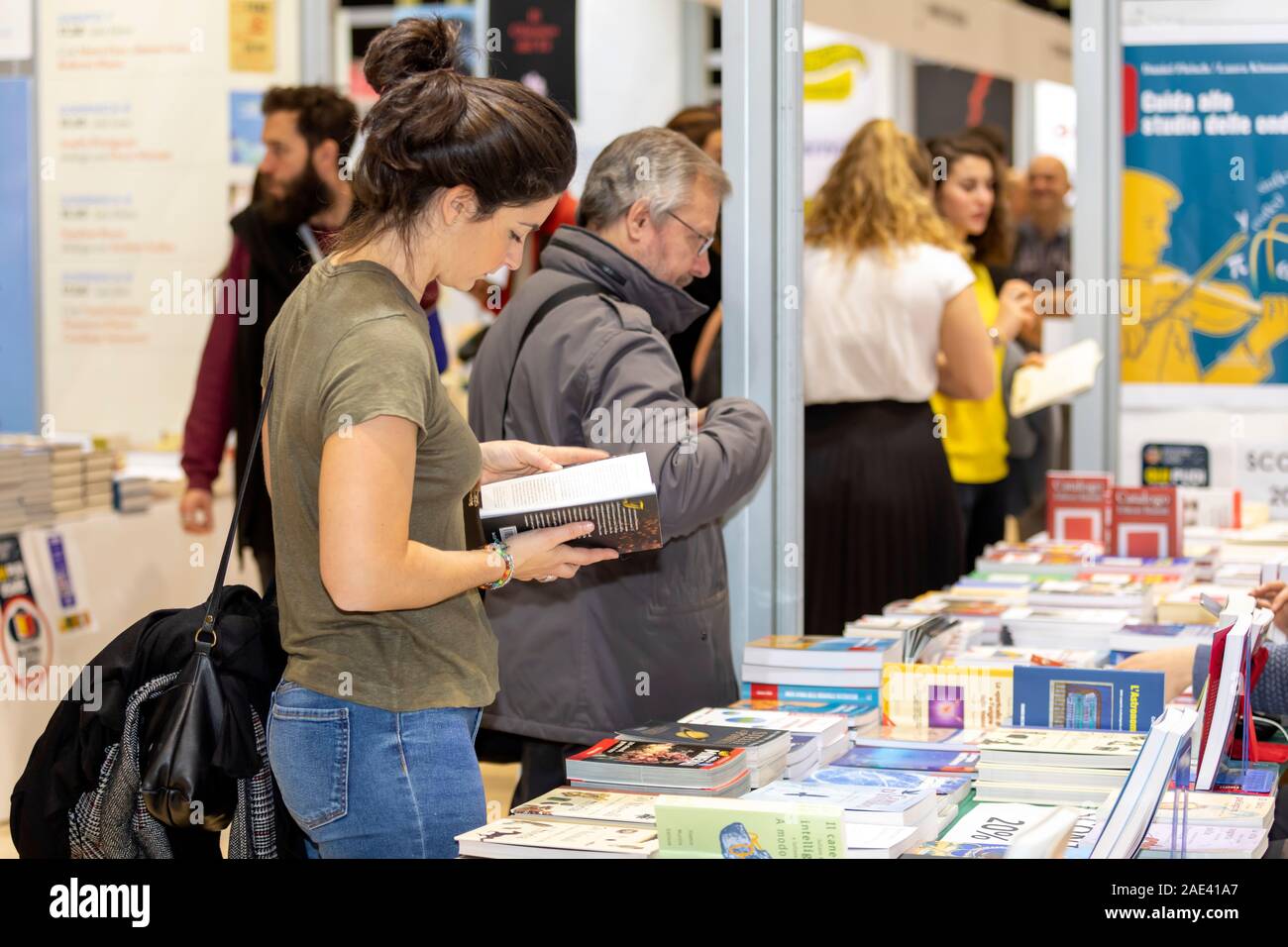 Roma, Italia - Diciembre 5, 2019: el público y stands de exposición en la feria editorial de pequeñas y medianas 'Más libros, más libre' en el Centro de Convención de Roma - La Nuvola. Foto de stock