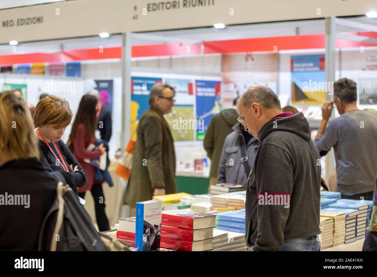 Roma, Italia - Diciembre 5, 2019: el público y stands de exposición en la feria editorial de pequeñas y medianas 'Más libros, más libre' en el Centro de Convención de Roma - La Nuvola. Foto de stock