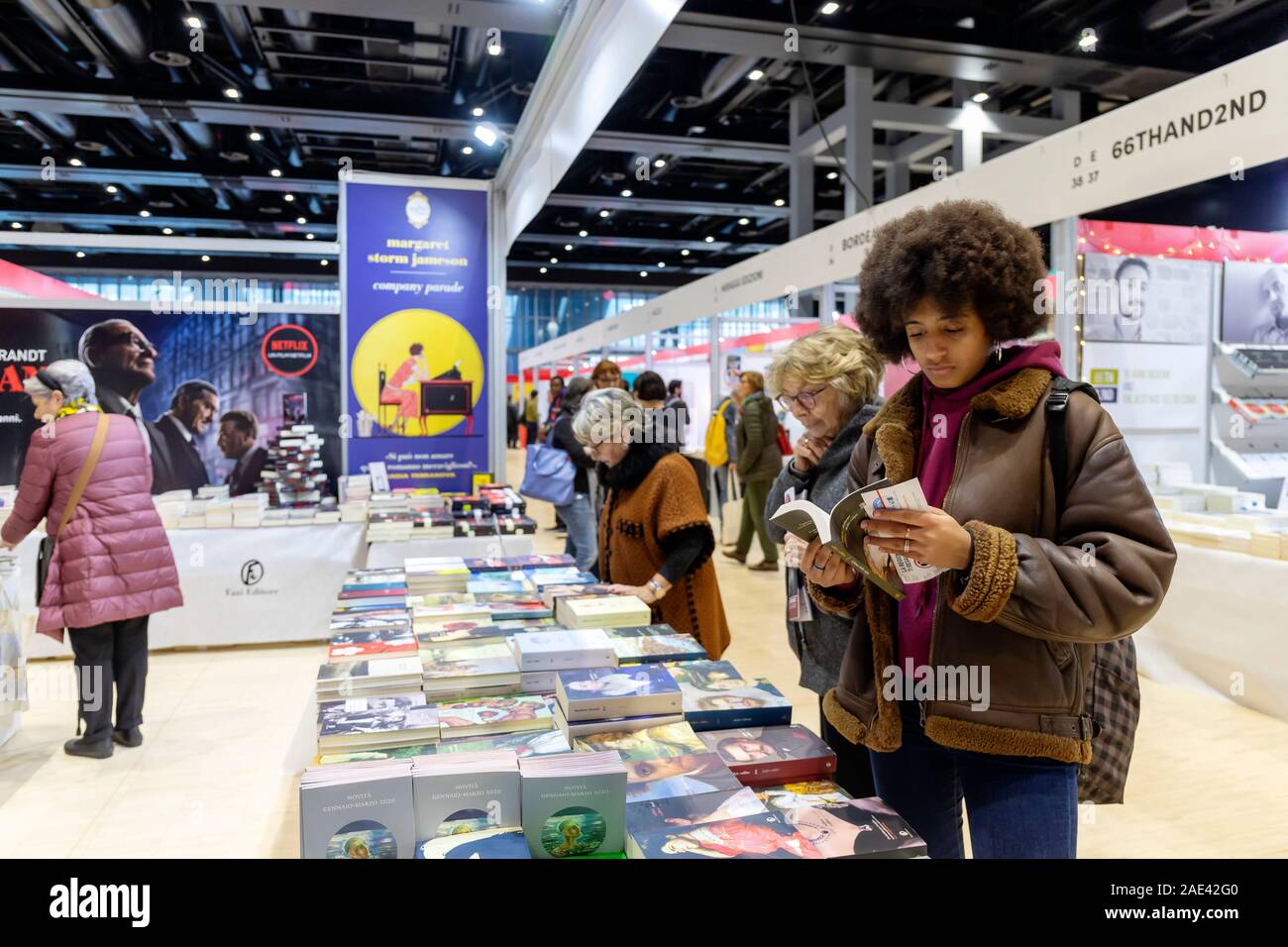 Roma, Italia - Diciembre 5, 2019: el público y stands de exposición en la feria editorial de pequeñas y medianas 'Más libros, más libre' en el Centro de Convención de Roma - La Nuvola. Foto de stock